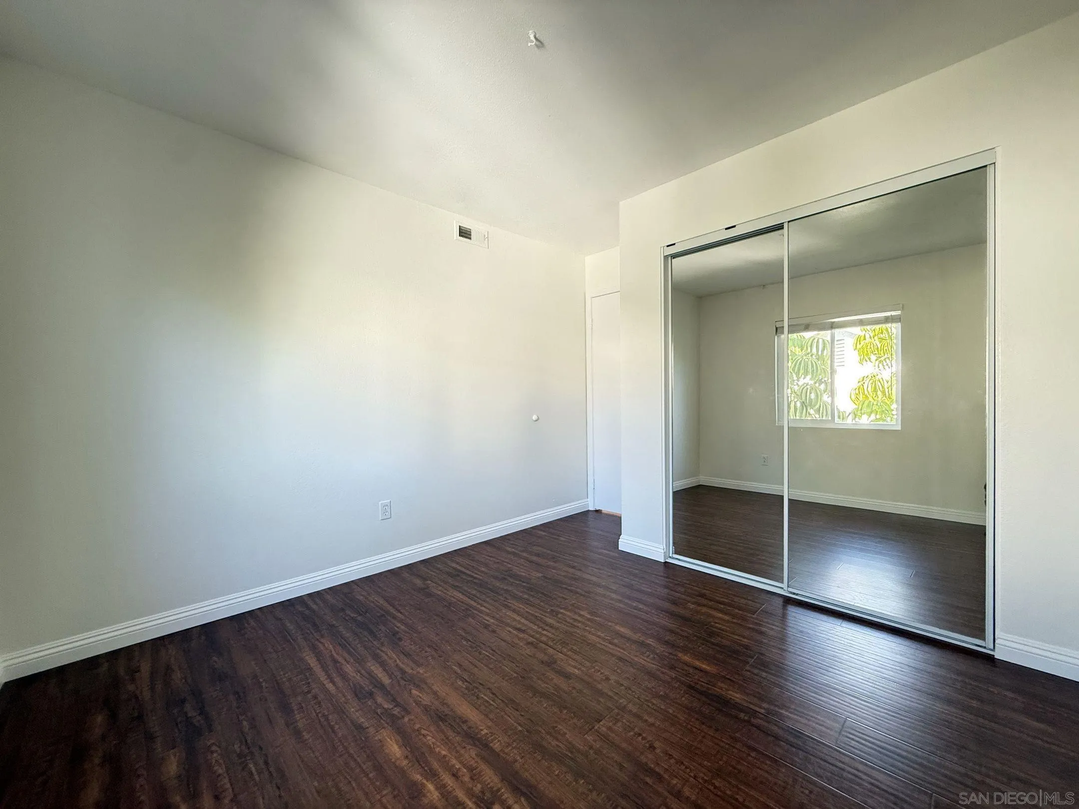 https://cdn.realtyfeed.com/cdn/127/250036593/001f531e22225243cfbea32173fd6621.webp