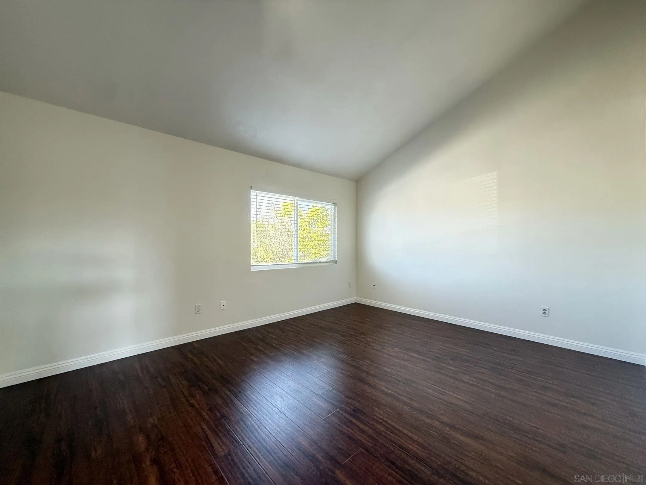 https://cdn.realtyfeed.com/cdn/127/250036593/45359f1992859ea116f02554b5730d47.webp