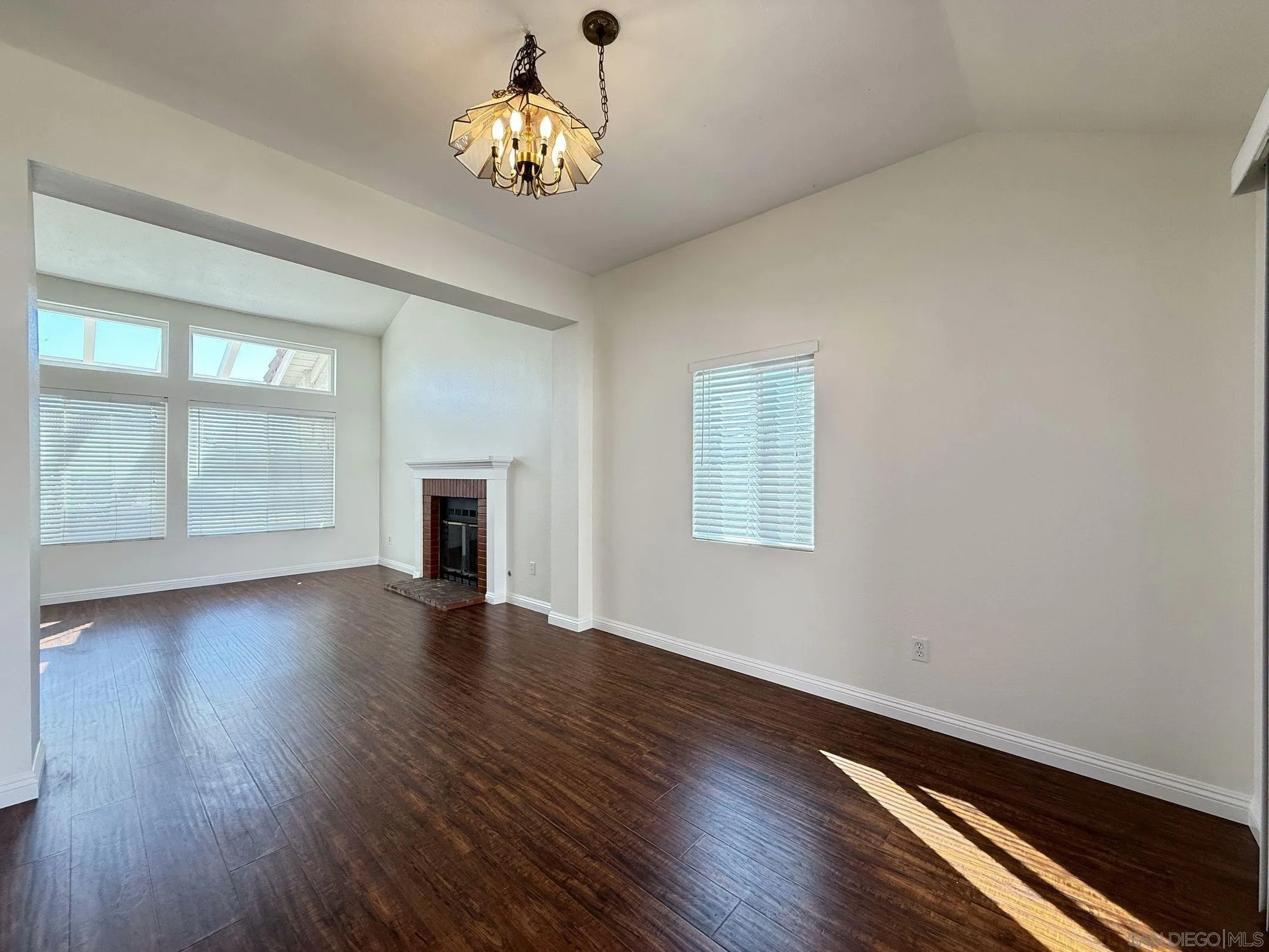 https://cdn.realtyfeed.com/cdn/127/250036593/77bdd60df8ff6462d2f55957ee4a3c56.webp
