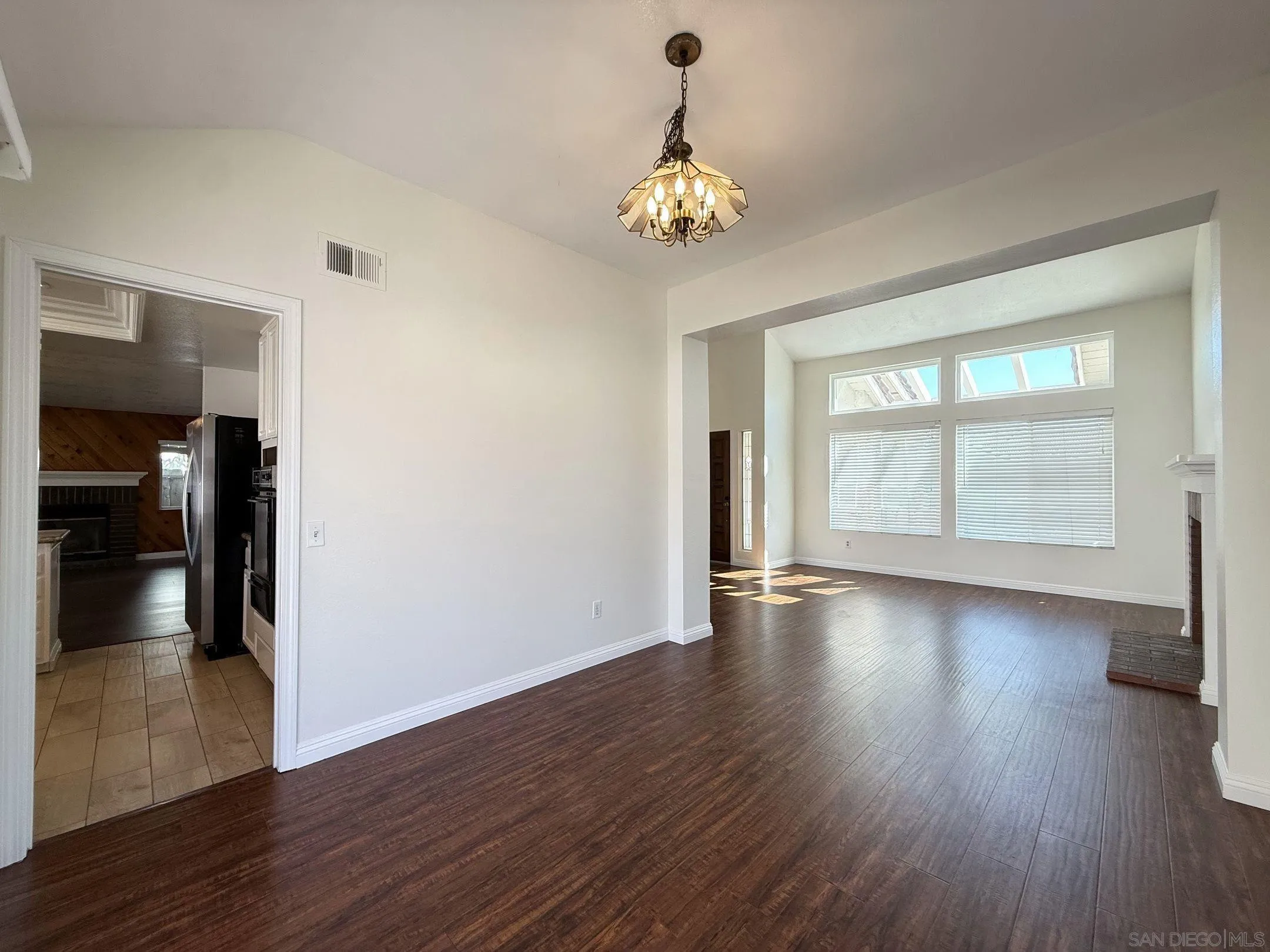https://cdn.realtyfeed.com/cdn/127/250036593/de0cbf652eb90c9b893b2350dfbf7767.webp