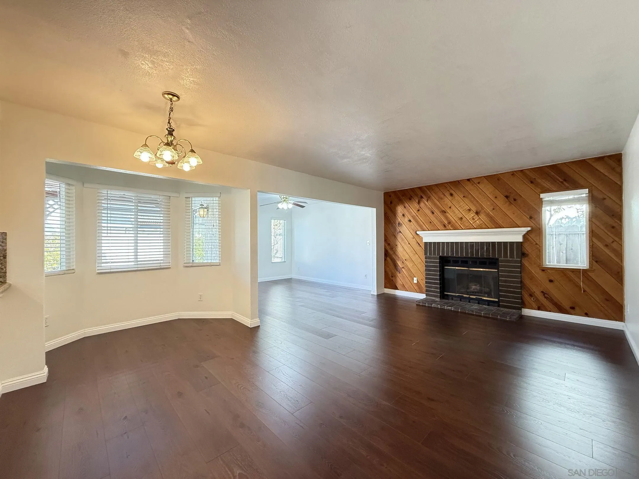 https://cdn.realtyfeed.com/cdn/127/250036593/f48e8b3ada27d921326f88b56b83154e.webp