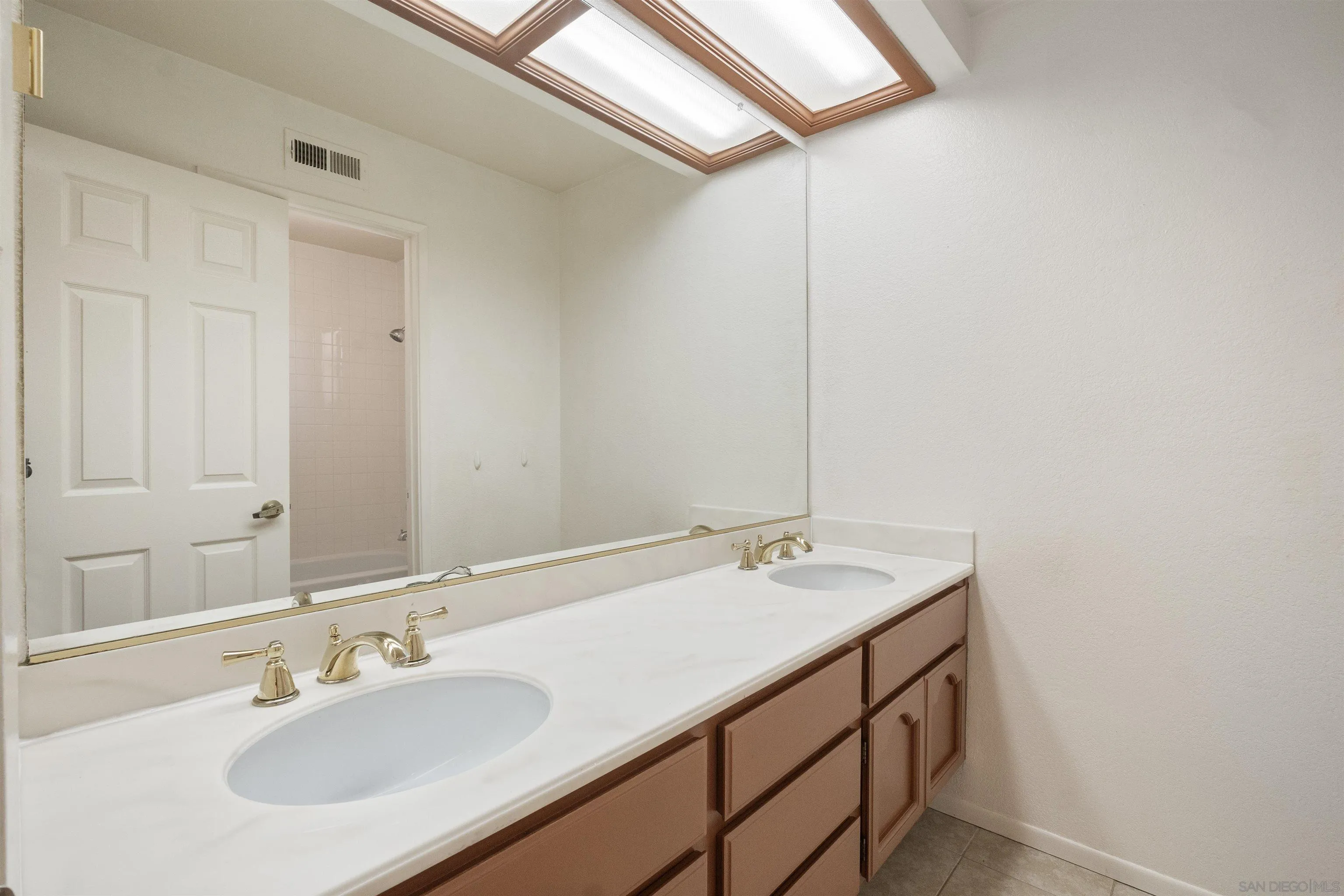 https://cdn.realtyfeed.com/cdn/127/250036596/05def403c1d35728cfa43f757cd1100b.webp