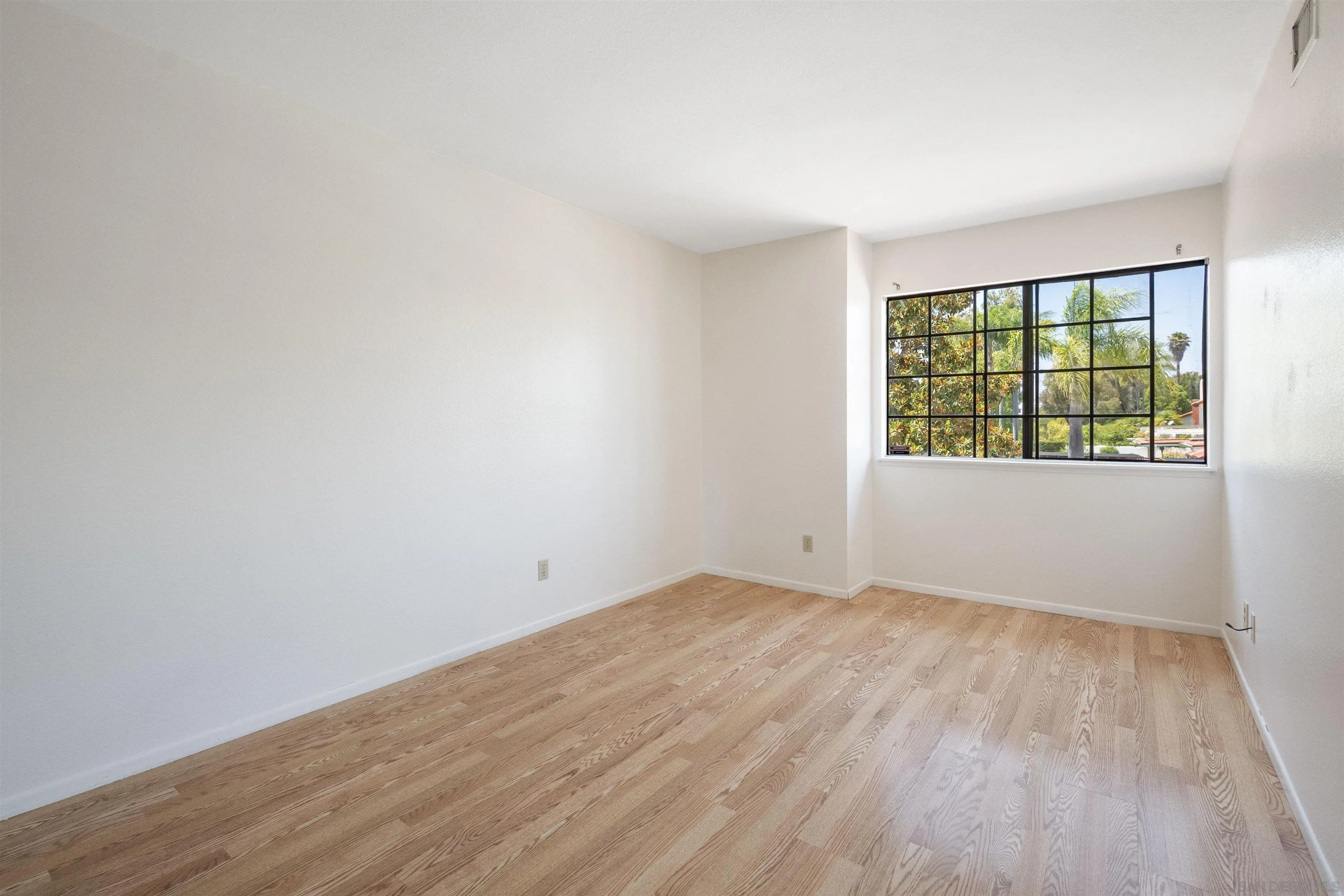 https://cdn.realtyfeed.com/cdn/127/250036596/1a7f36cb4177be2185eb5840f28a883d.webp