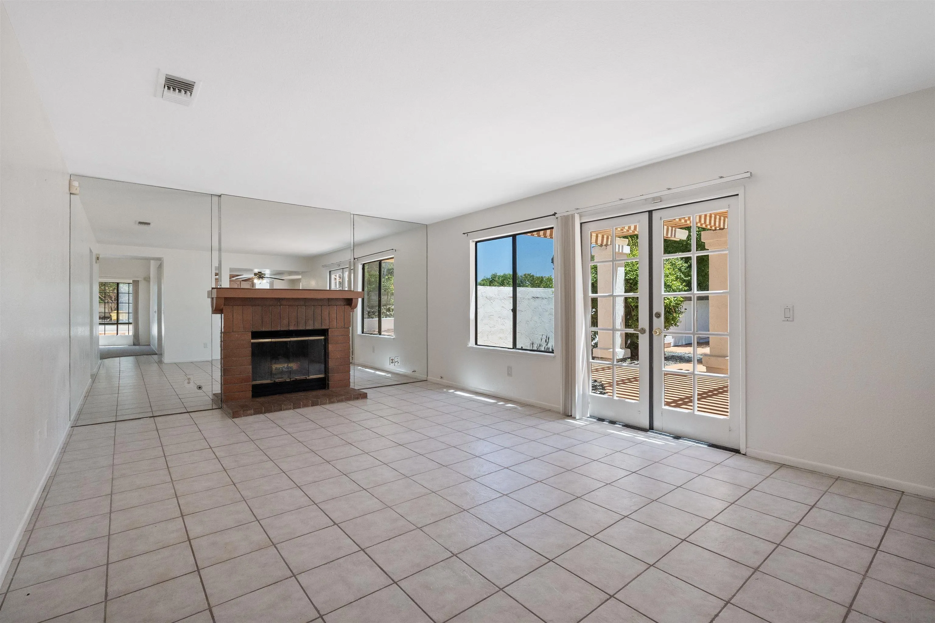 https://cdn.realtyfeed.com/cdn/127/250036596/3208801c89c5e8c38fb7b862ccd4c831.webp
