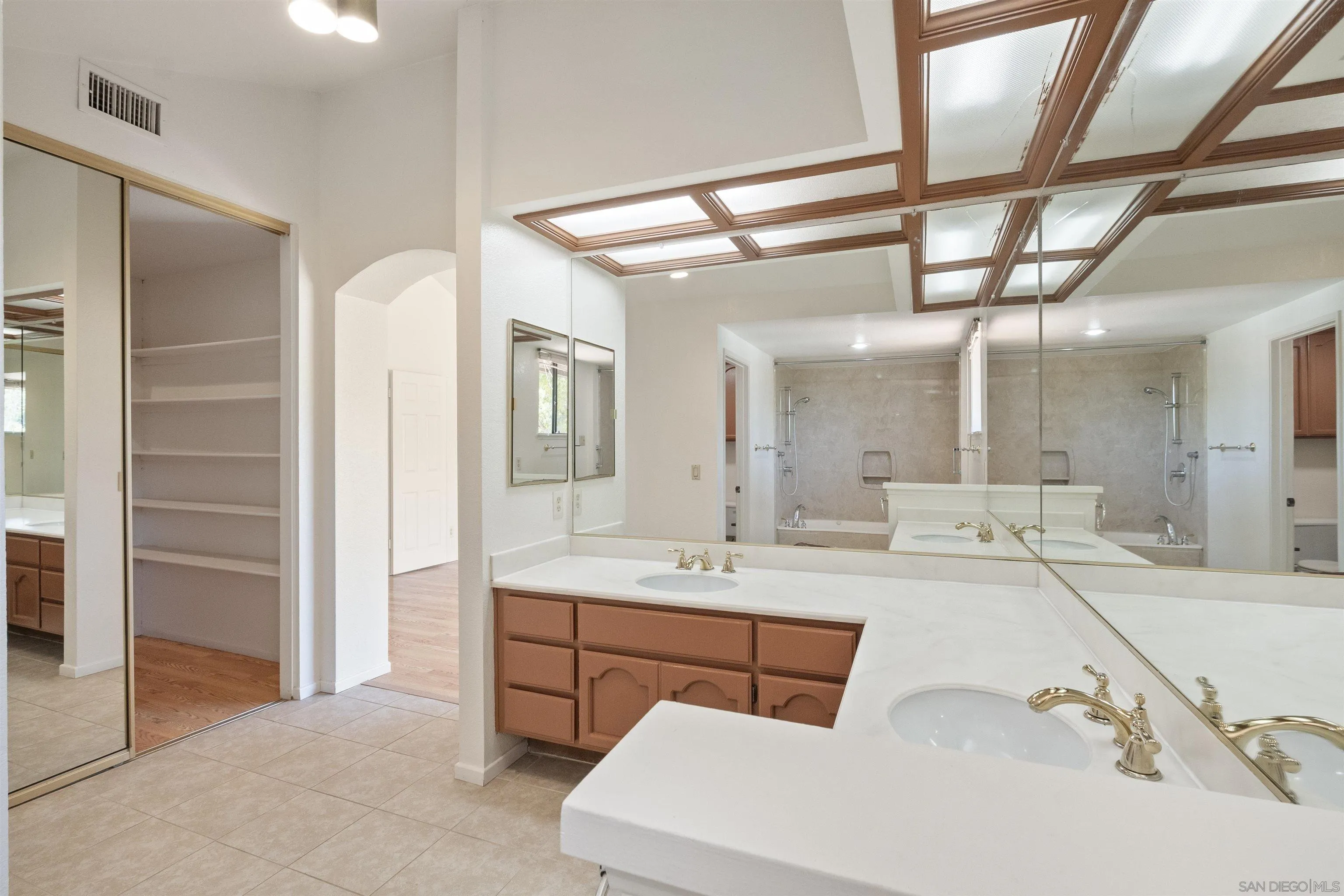https://cdn.realtyfeed.com/cdn/127/250036596/9c9f23fcc5973cac2e8dd283b6ba55c8.webp
