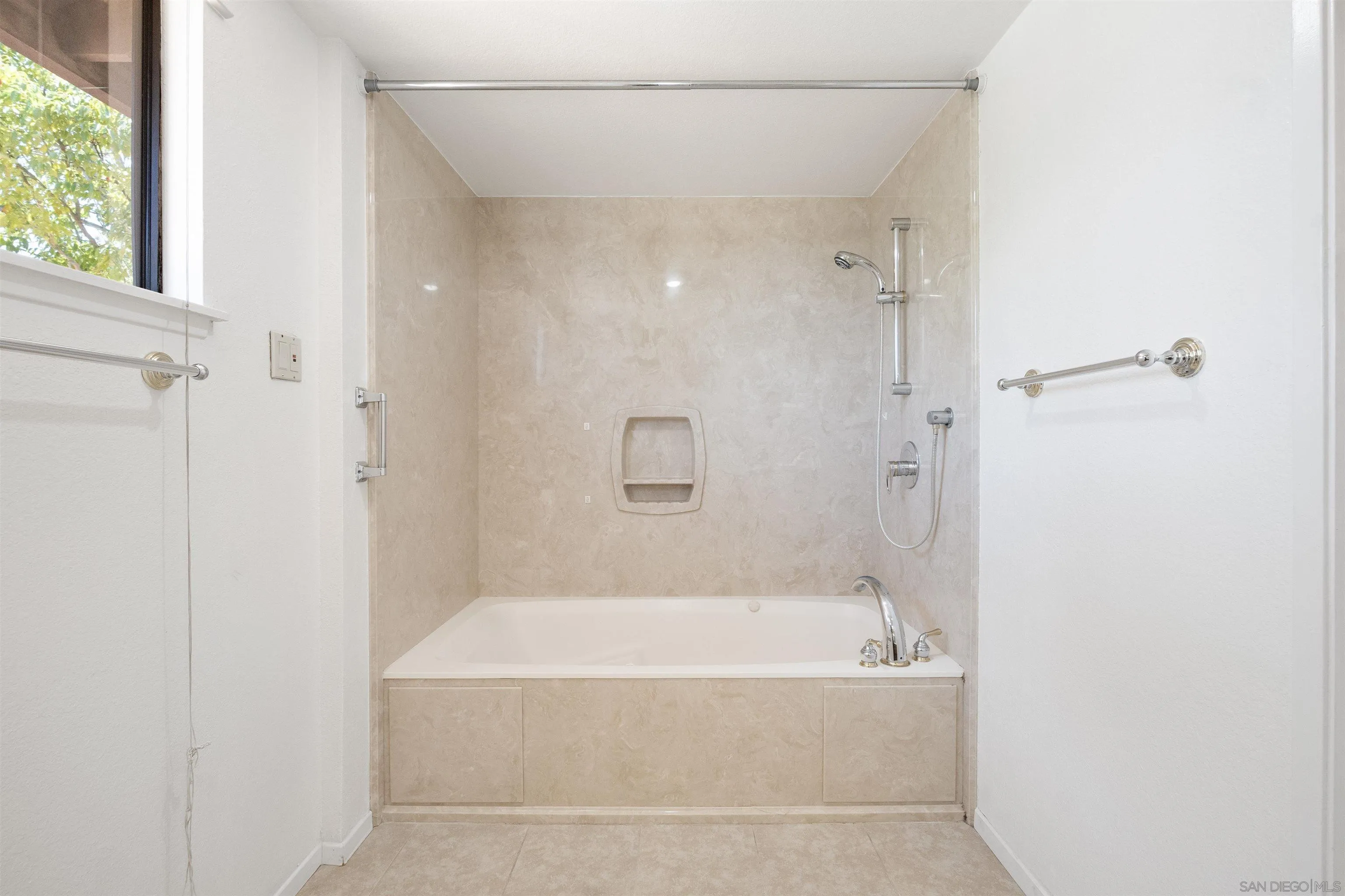 https://cdn.realtyfeed.com/cdn/127/250036596/ea55cb63dc144395f48a38923ebf4b18.webp