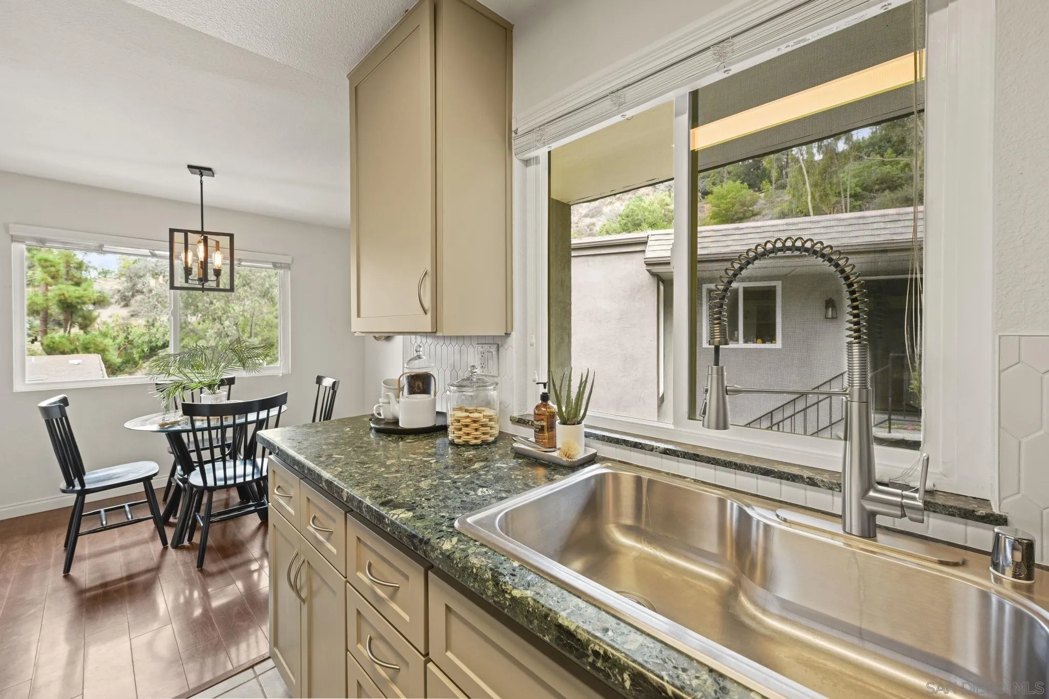 https://cdn.realtyfeed.com/cdn/127/250036615/effbdf58ca4885f888a0c740ab6ea241.webp