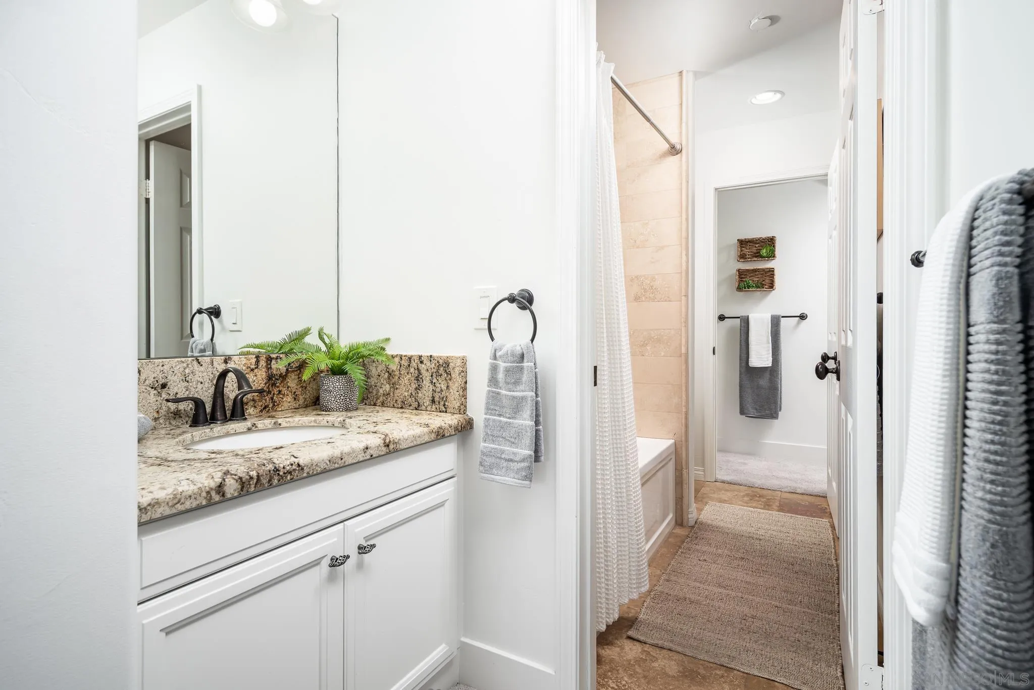 https://cdn.realtyfeed.com/cdn/127/250036619/f96529d6d7a848a39a904617a2391025.webp