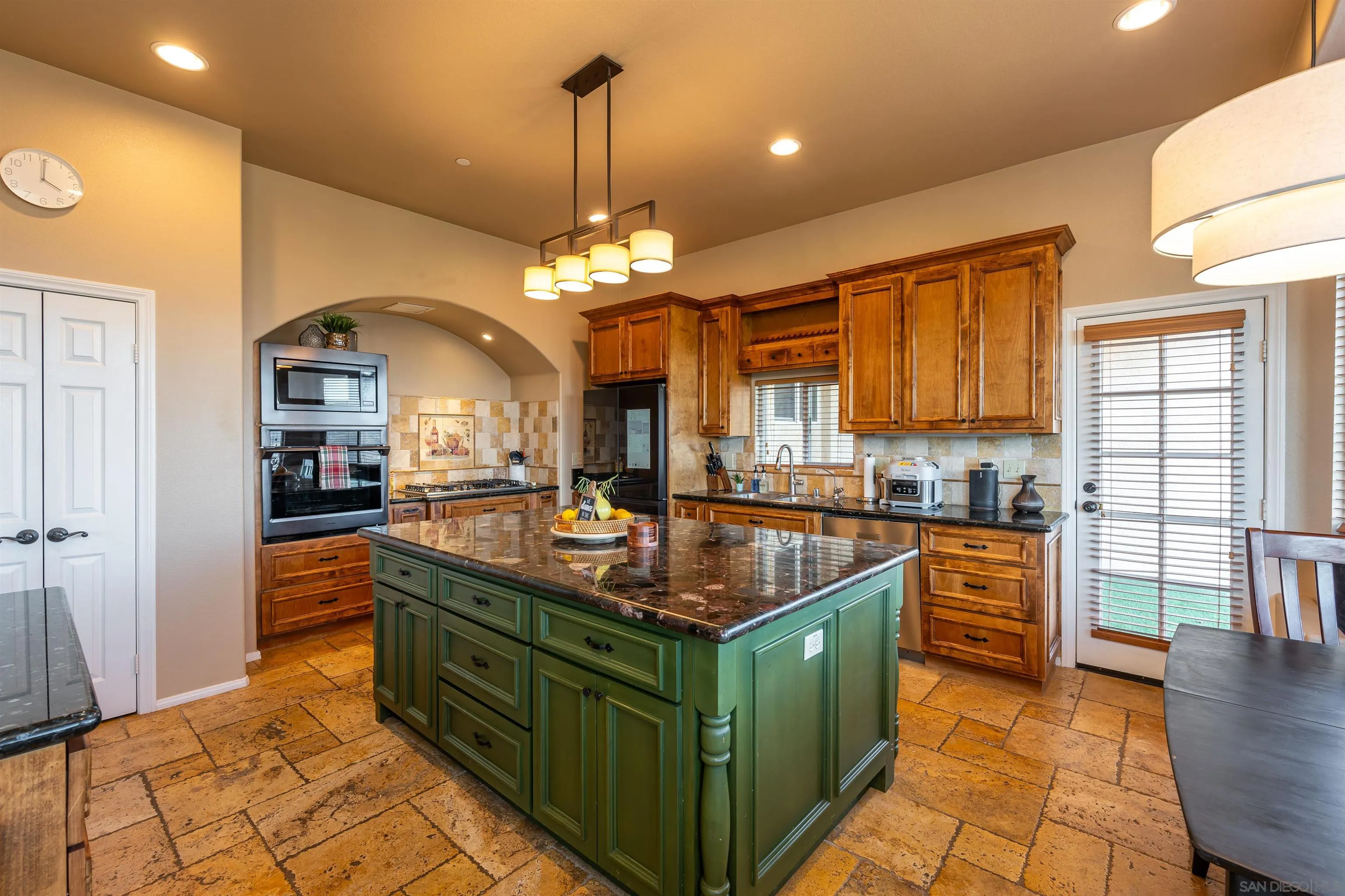 https://cdn.realtyfeed.com/cdn/127/250036625/01e3448178f4043bbf62aff630fb8f04.webp