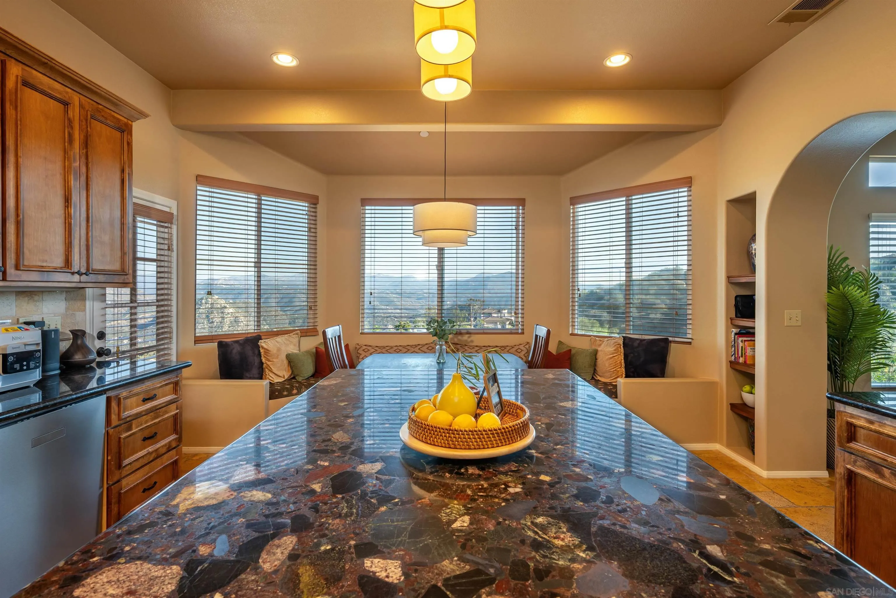 https://cdn.realtyfeed.com/cdn/127/250036625/4721280f9b7a747ee2d2655df539bb26.webp