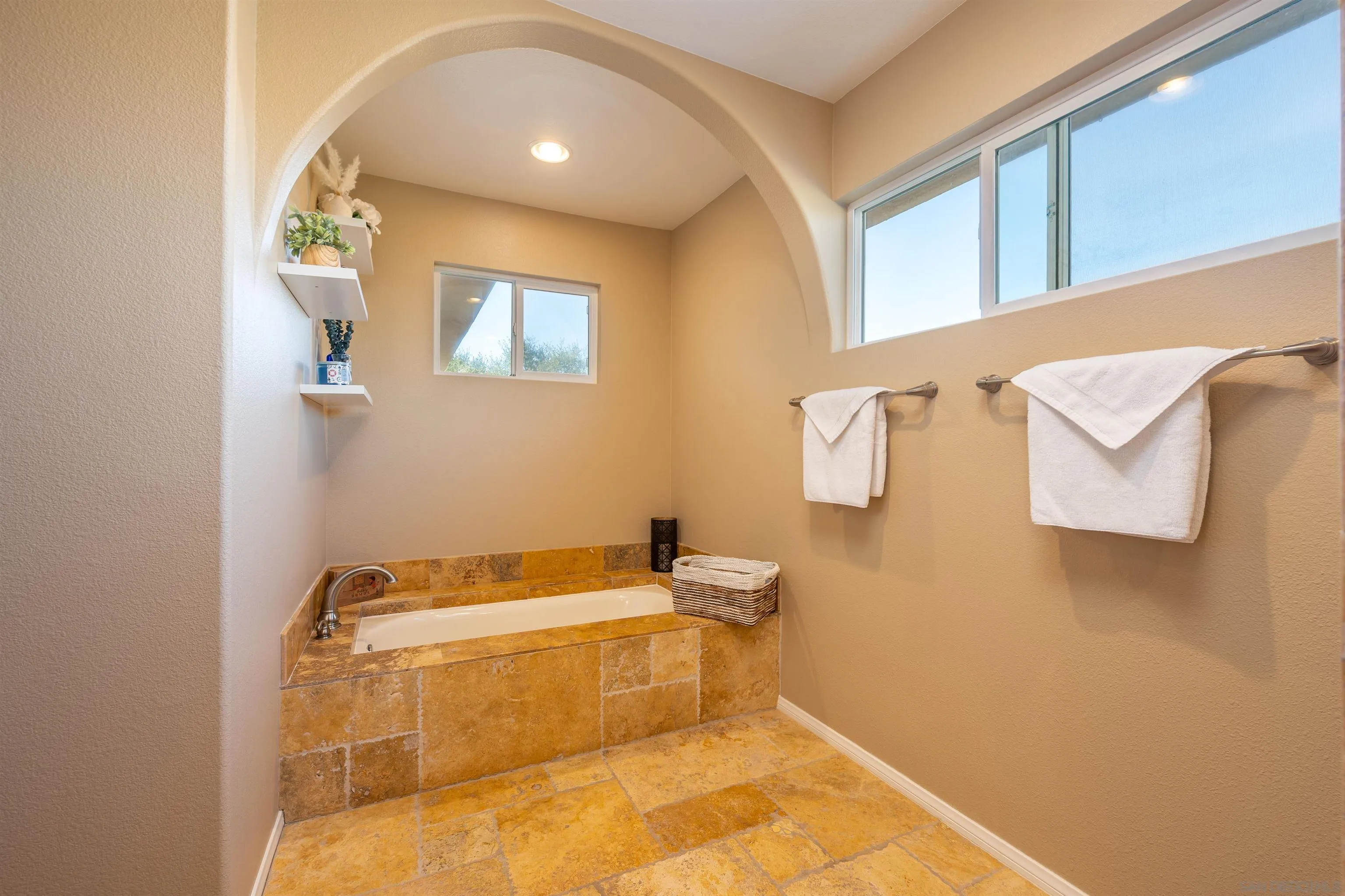 https://cdn.realtyfeed.com/cdn/127/250036625/c4ebc3be87118cffefef6694b8406acc.webp