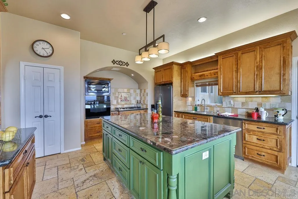 https://cdn.realtyfeed.com/cdn/127/250036625/f36232053149ae4fa9a246f2f1bc7d31.webp