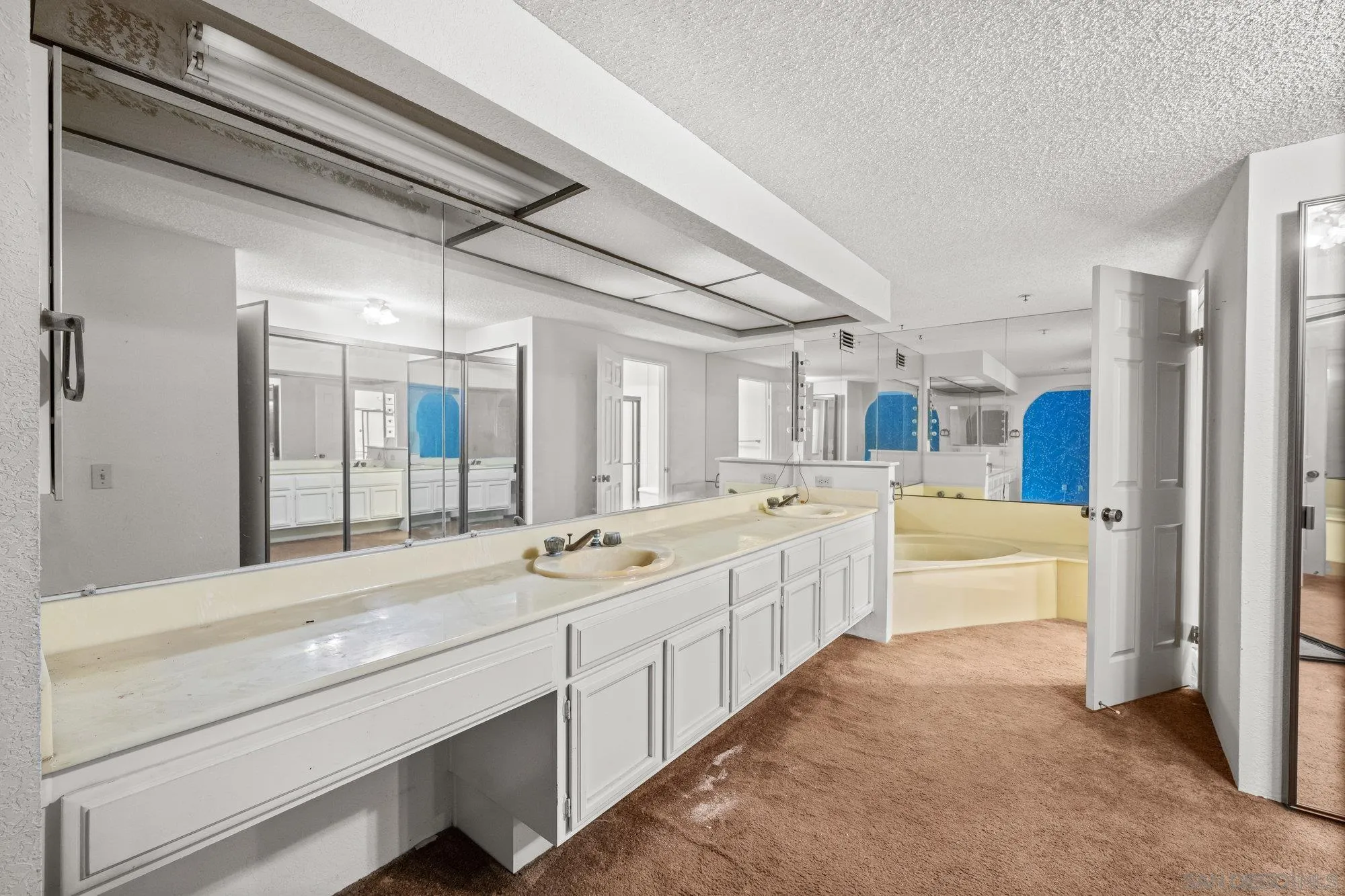 https://cdn.realtyfeed.com/cdn/127/250036626/355c100c465725c0ae27b01ffb143f05.webp