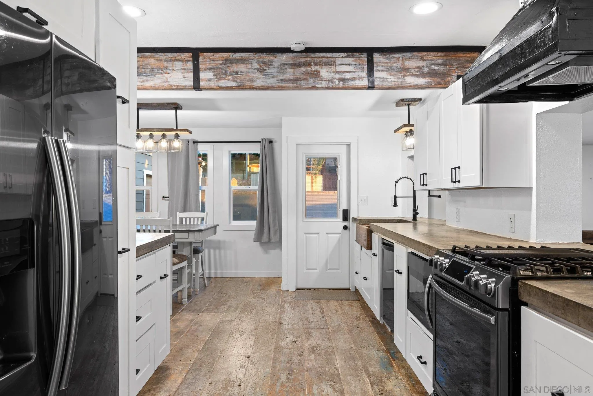 https://cdn.realtyfeed.com/cdn/127/250036631/dfb7cfffc289ae229eece2ec9549ffb3.webp