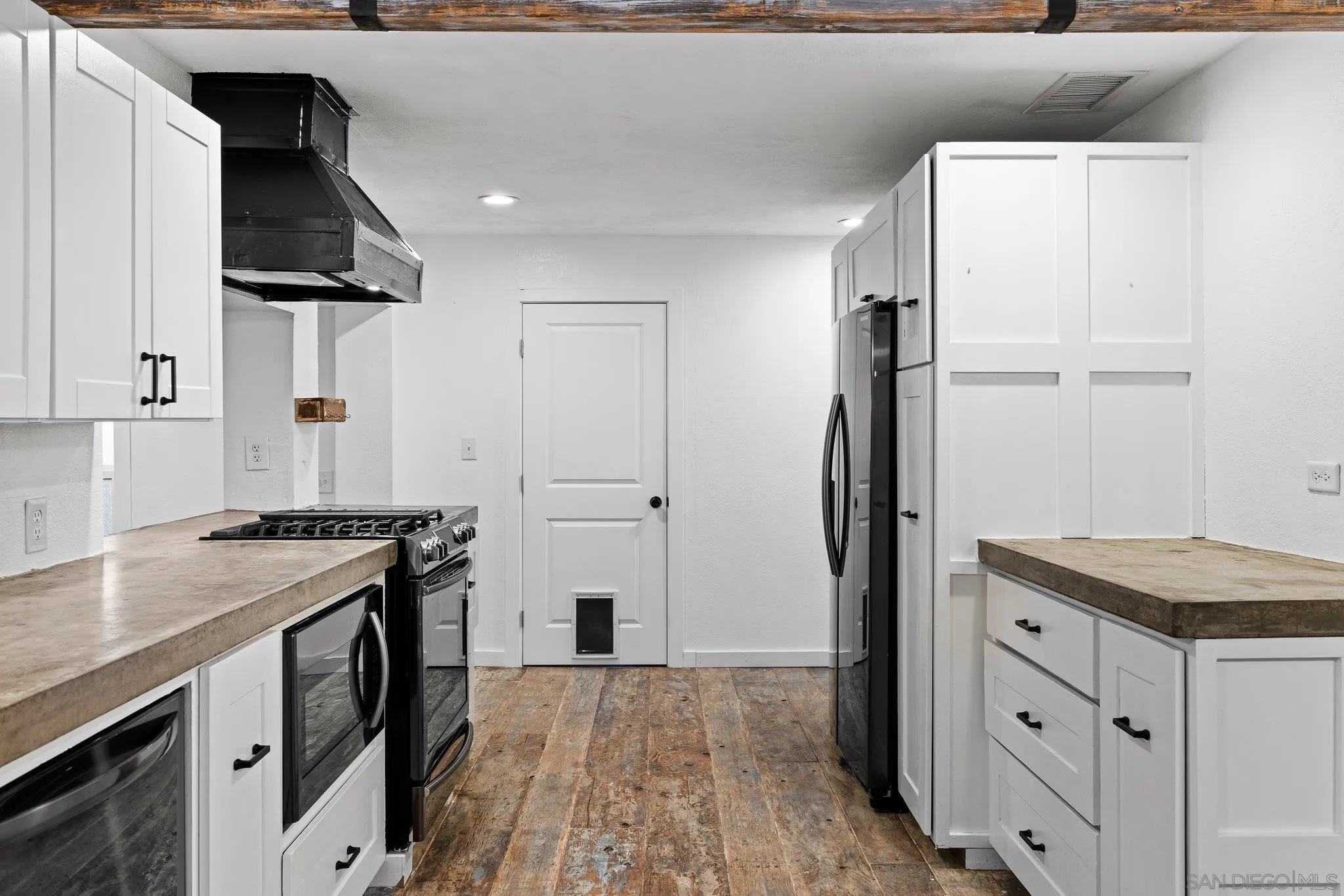 https://cdn.realtyfeed.com/cdn/127/250036631/f317c0aa8333a12c4d18b698a175effd.webp