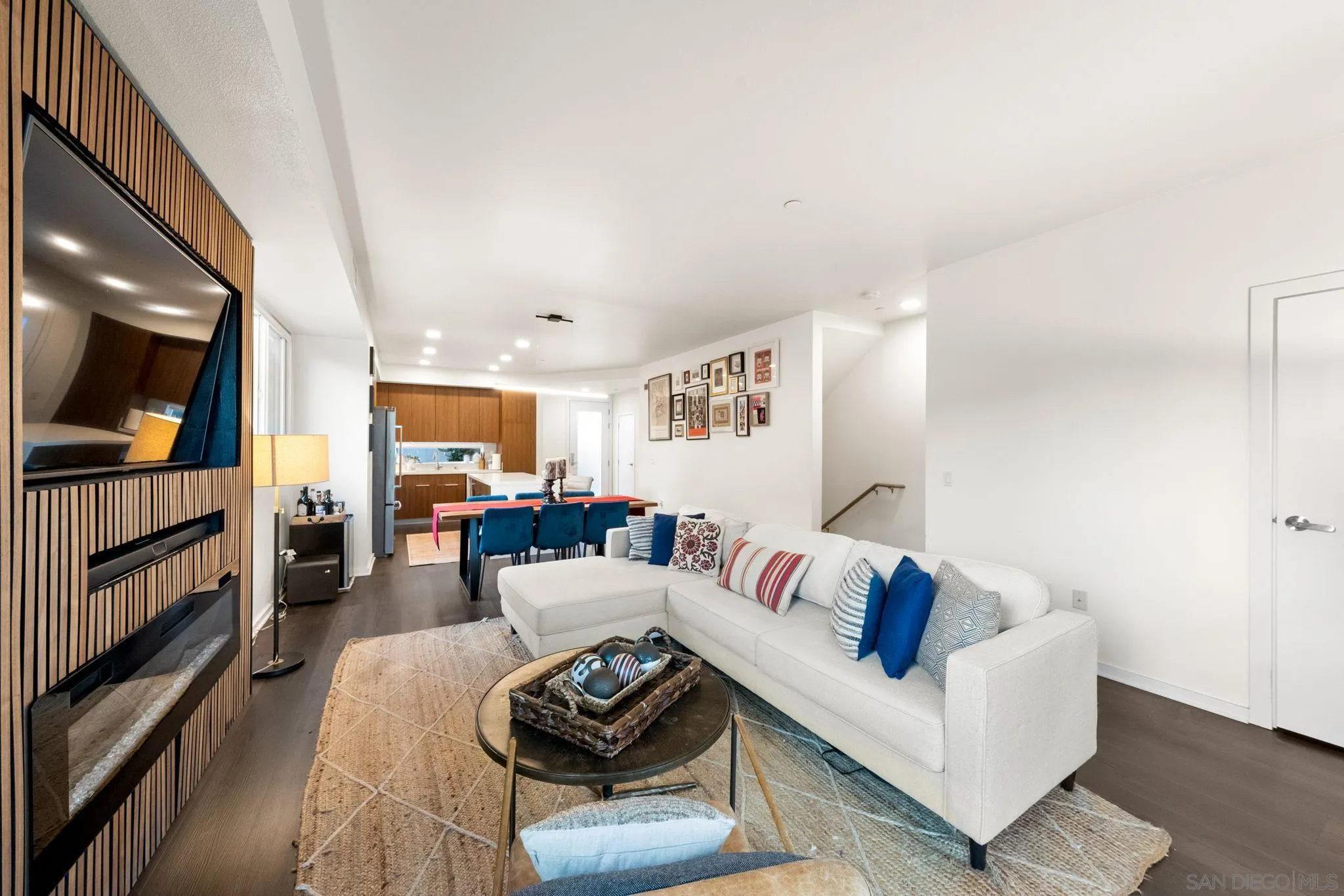 https://cdn.realtyfeed.com/cdn/127/250036638/18ee997705b085454ee1affb66633908.webp