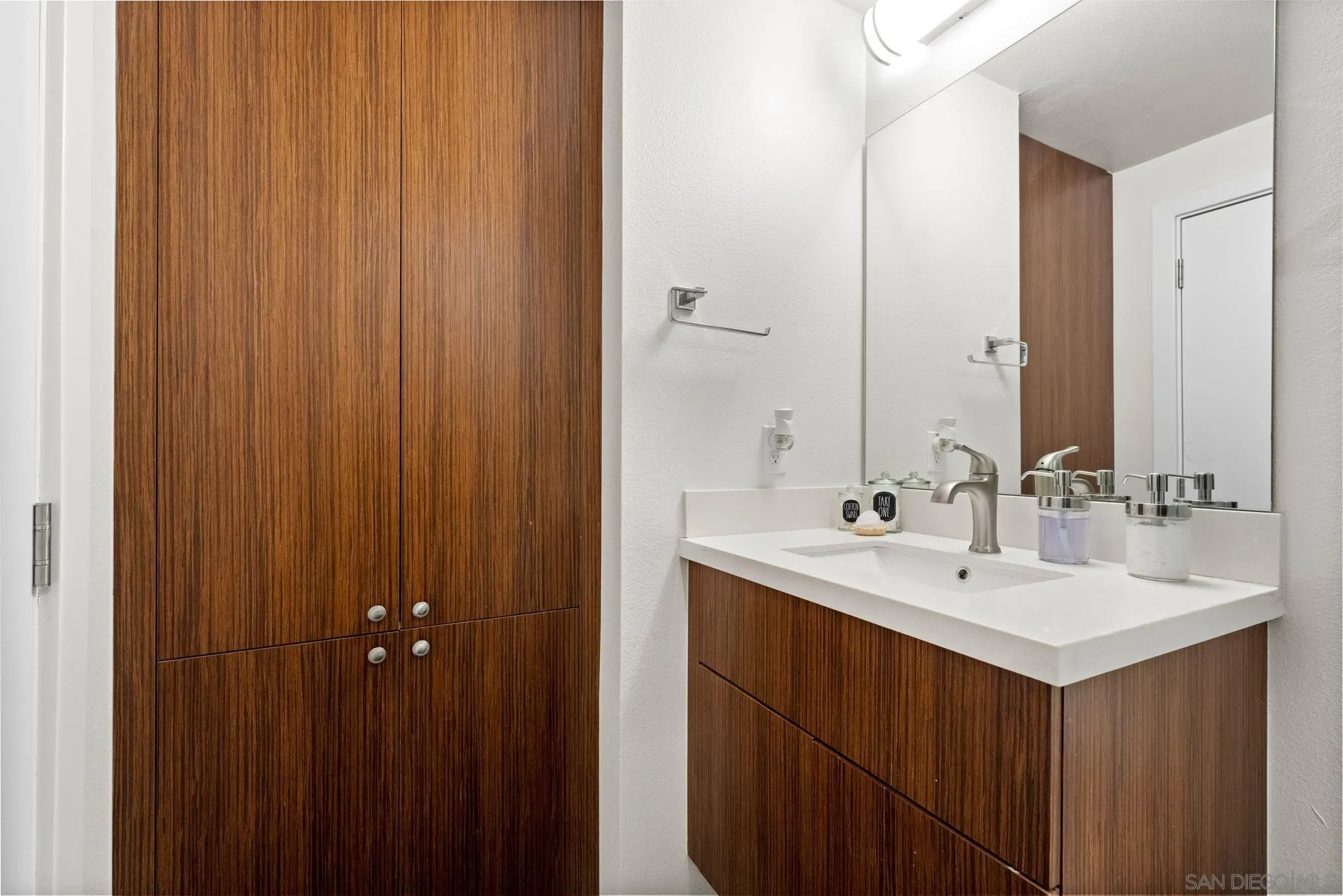https://cdn.realtyfeed.com/cdn/127/250036638/6a865757e9ae161a9e2d85dc4d92dd3d.webp