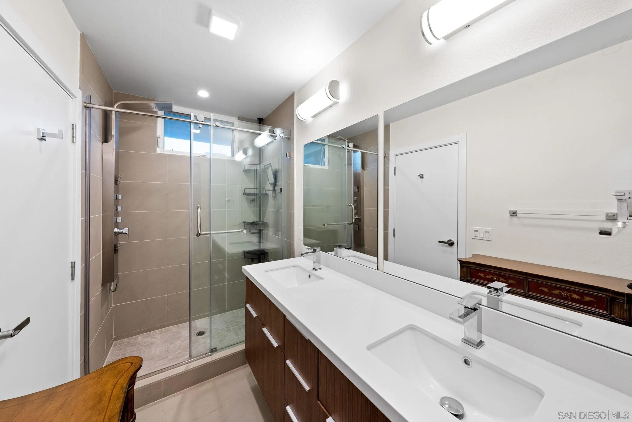https://cdn.realtyfeed.com/cdn/127/250036638/f1f8e405dfe63f32152a9e5af3312bd9.webp