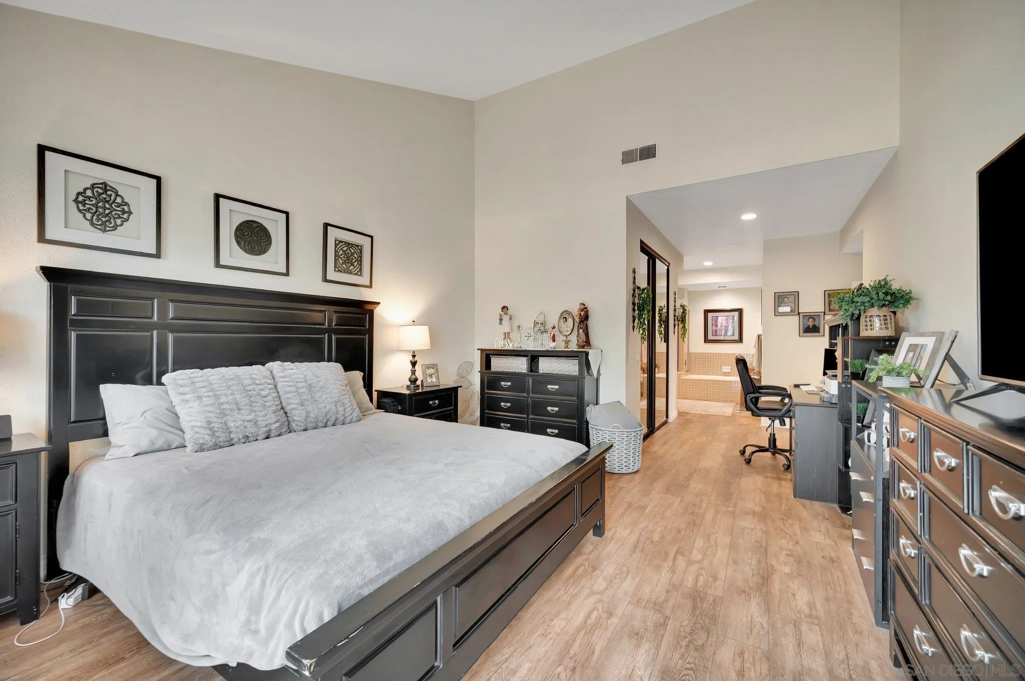 https://cdn.realtyfeed.com/cdn/127/250036640/64d2bbc5a16ce6a3d656c5f76d73daf7.webp