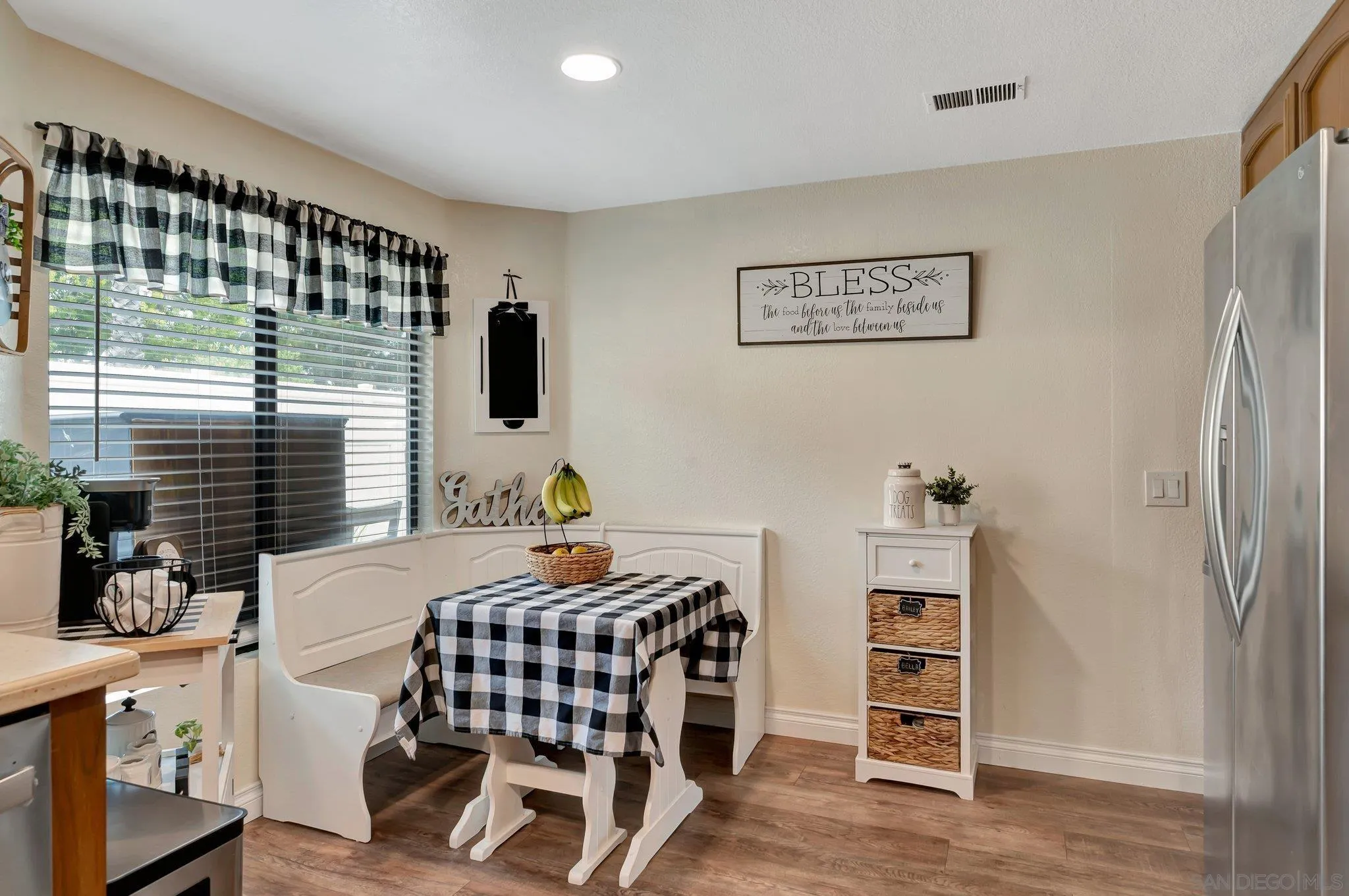 https://cdn.realtyfeed.com/cdn/127/250036640/6f097f9e6d7dbc21c19b37d966b20c30.webp
