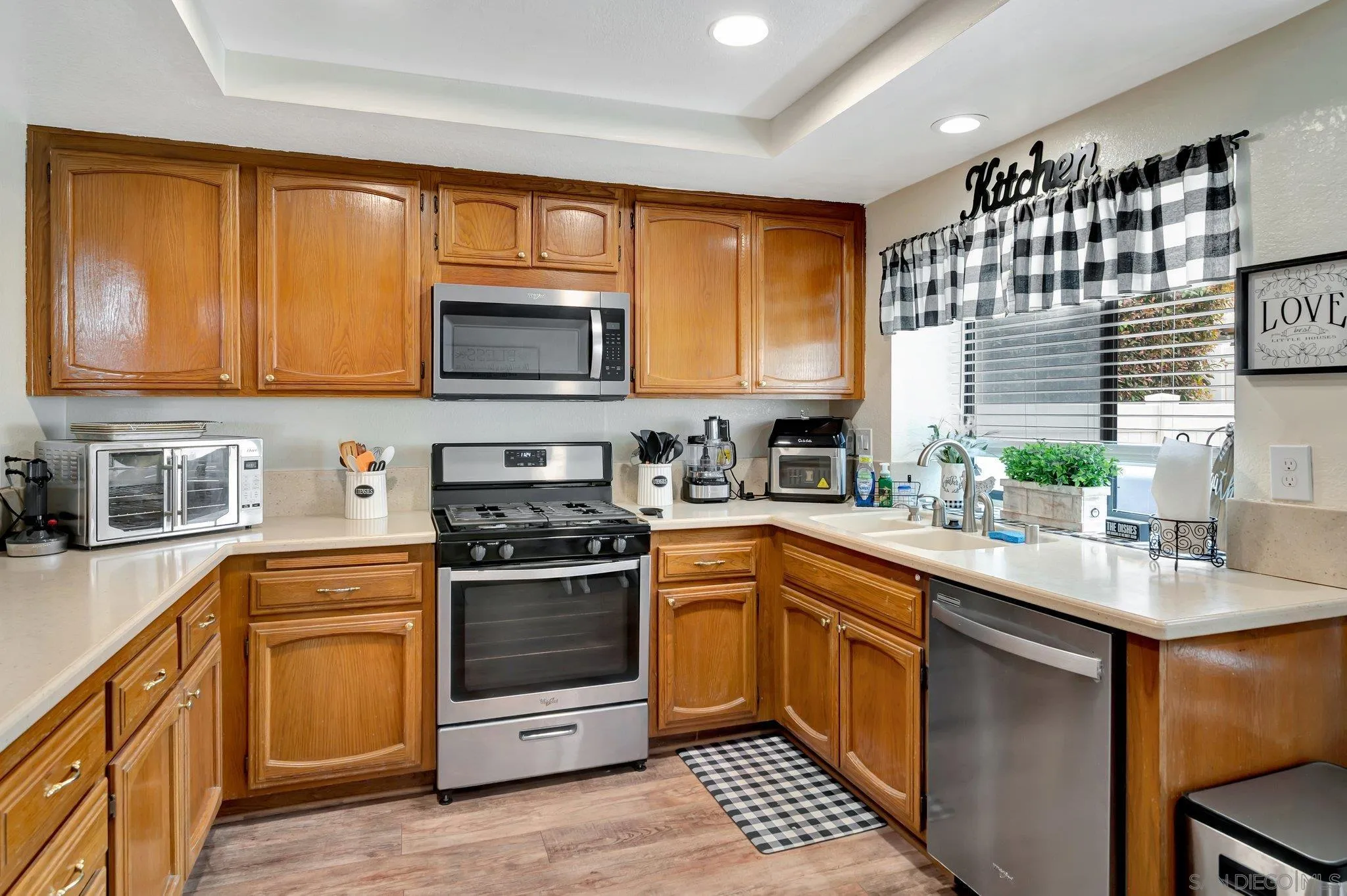 https://cdn.realtyfeed.com/cdn/127/250036640/980915d3d9c14b669855d0335eccd194.webp