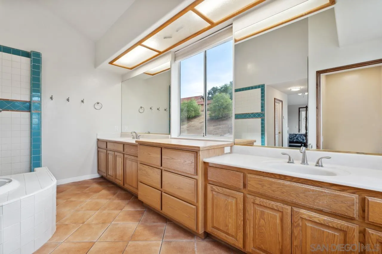 https://cdn.realtyfeed.com/cdn/127/250036644/c9d590b7d5d7da1bd350f5fa380bb997.webp