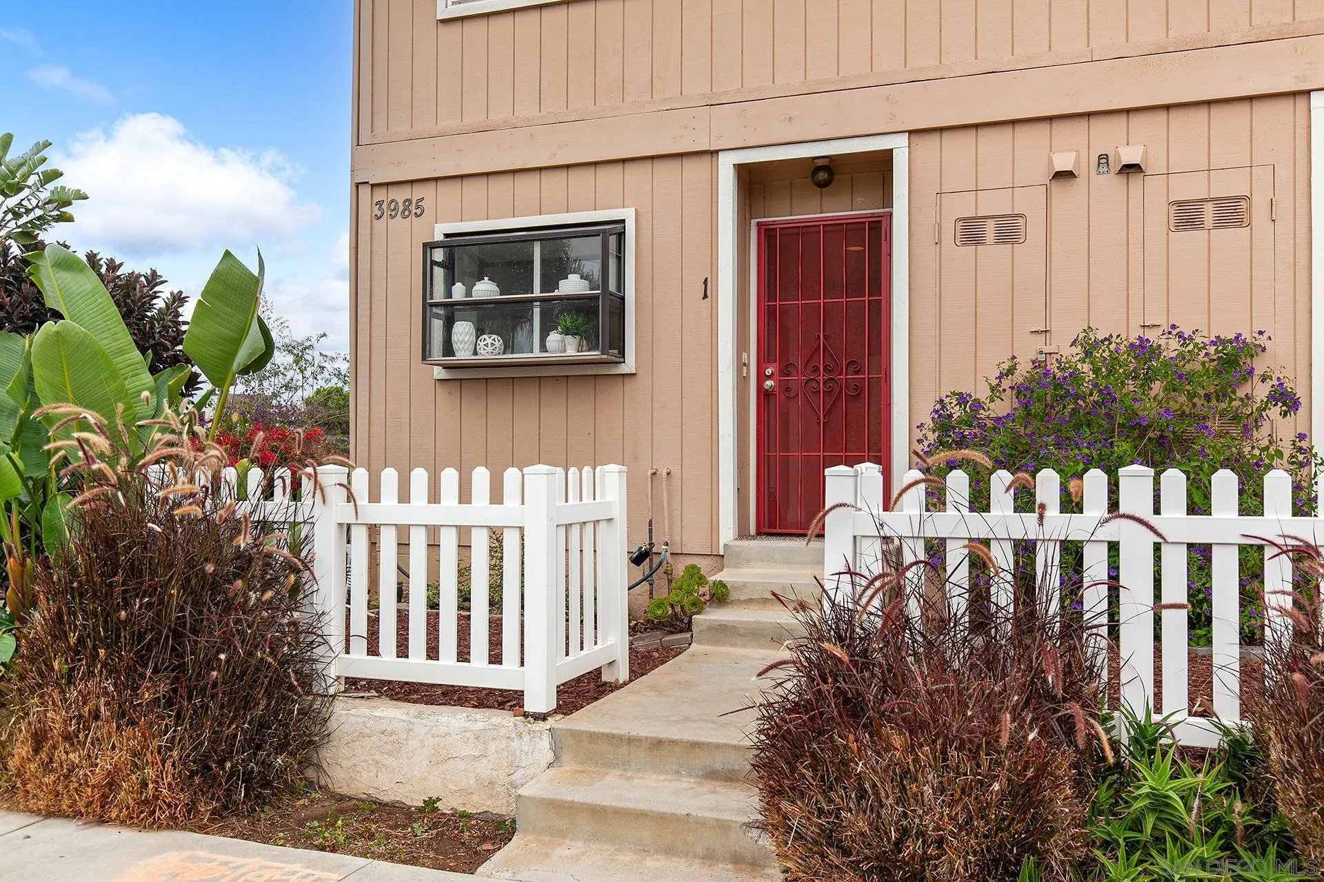 https://cdn.realtyfeed.com/cdn/127/250036650/86a636d2199797355b1cf2403ed3a62b.webp
