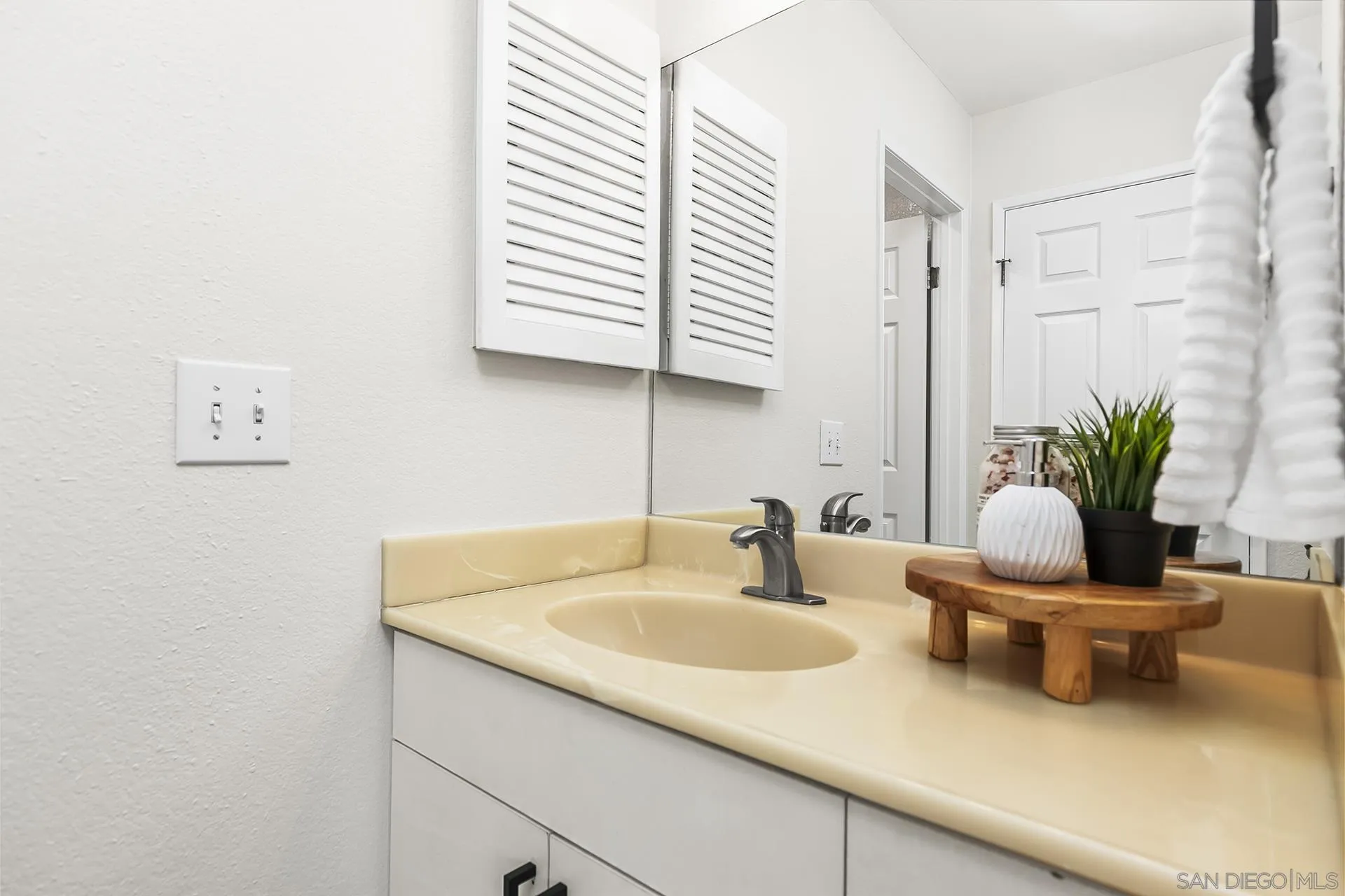 https://cdn.realtyfeed.com/cdn/127/250036650/c29d881eab21a494b566a37e59c16161.webp
