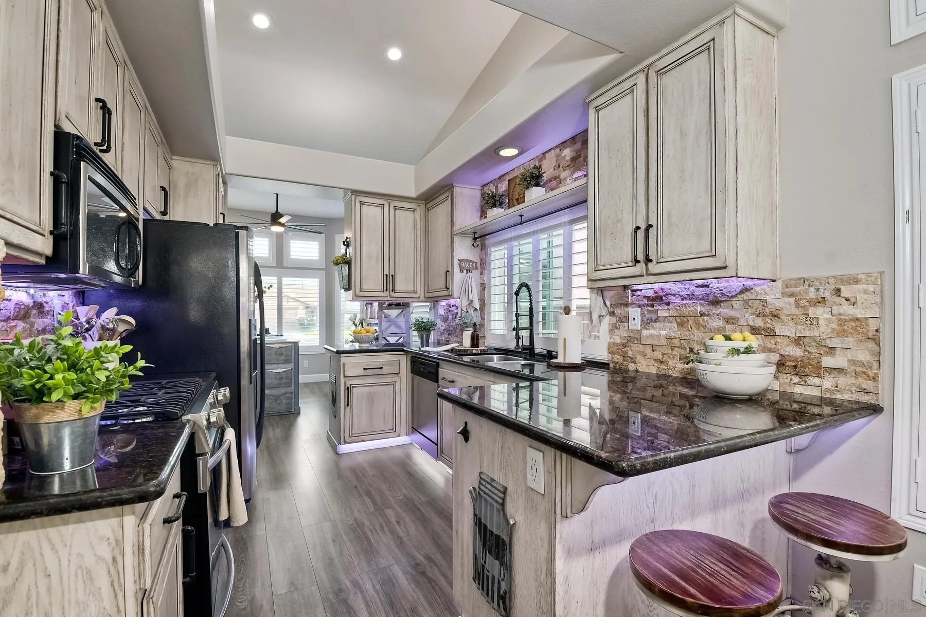 https://cdn.realtyfeed.com/cdn/127/250036652/21f03e5aa9edbc39518abb871880d8c2.webp