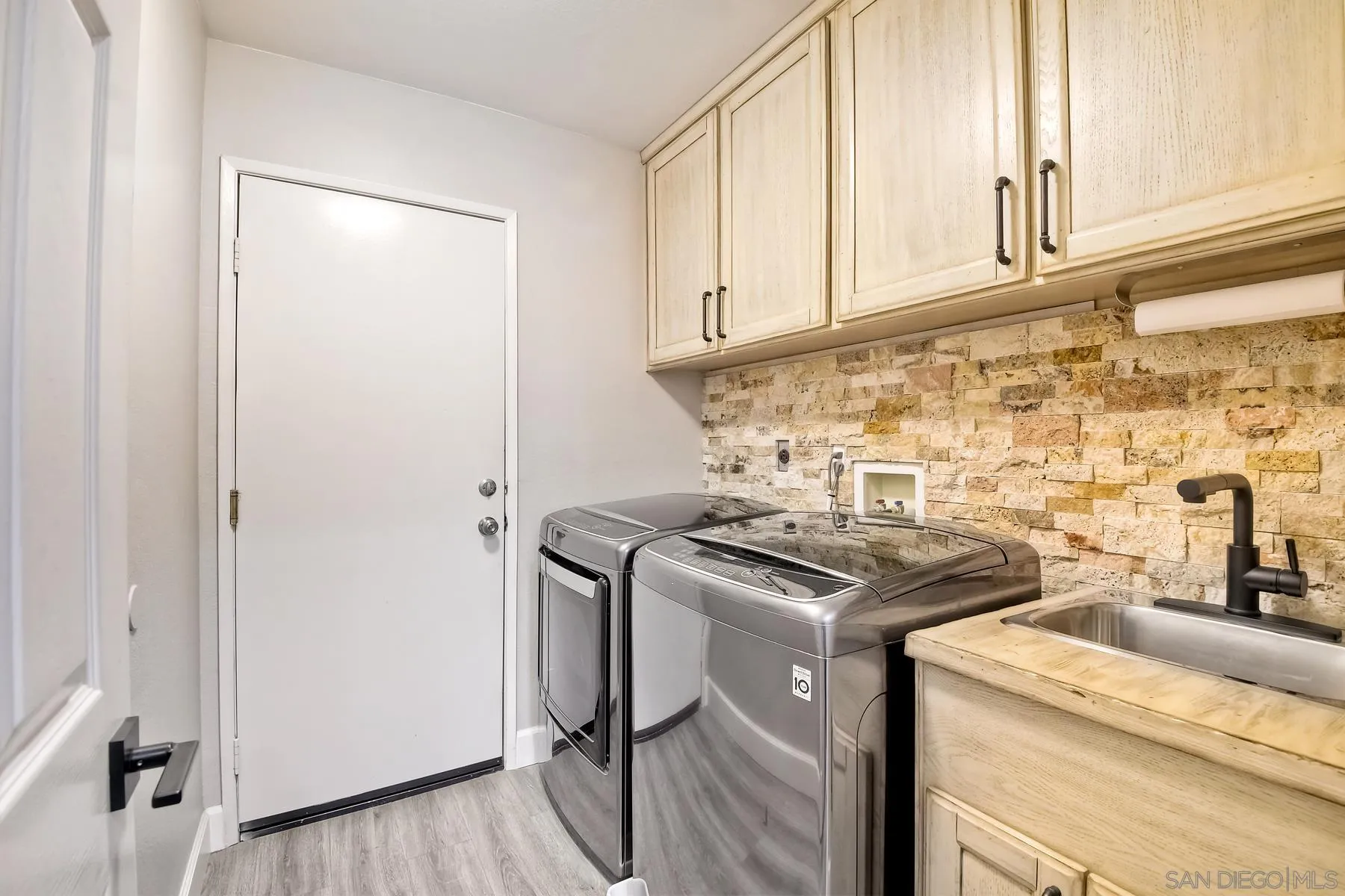 https://cdn.realtyfeed.com/cdn/127/250036652/b0bf1acb868ae60807e8595a1354b24f.webp