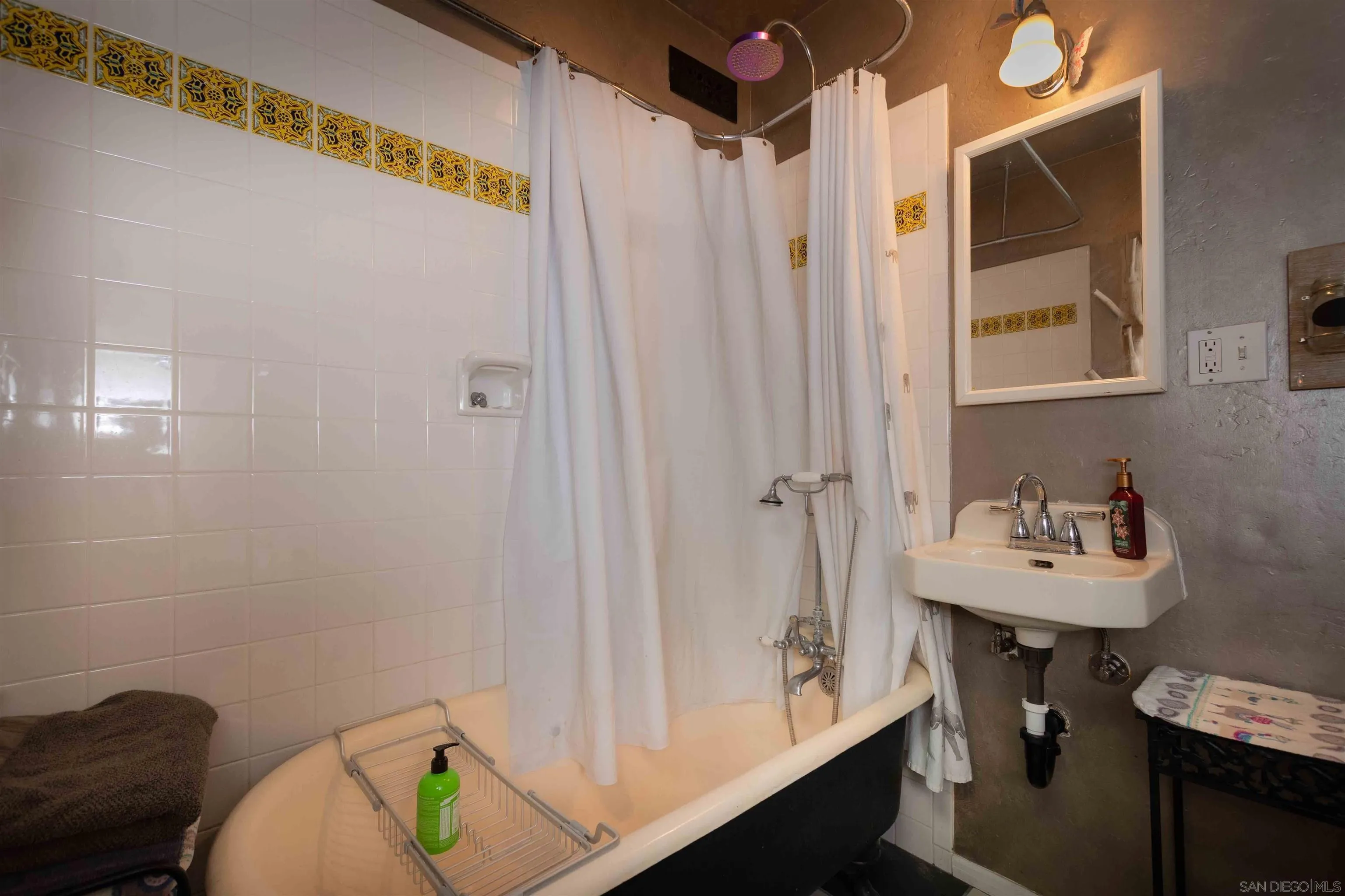 https://cdn.realtyfeed.com/cdn/127/250036655/c8a7779e39213de233d70681af2f5460.webp