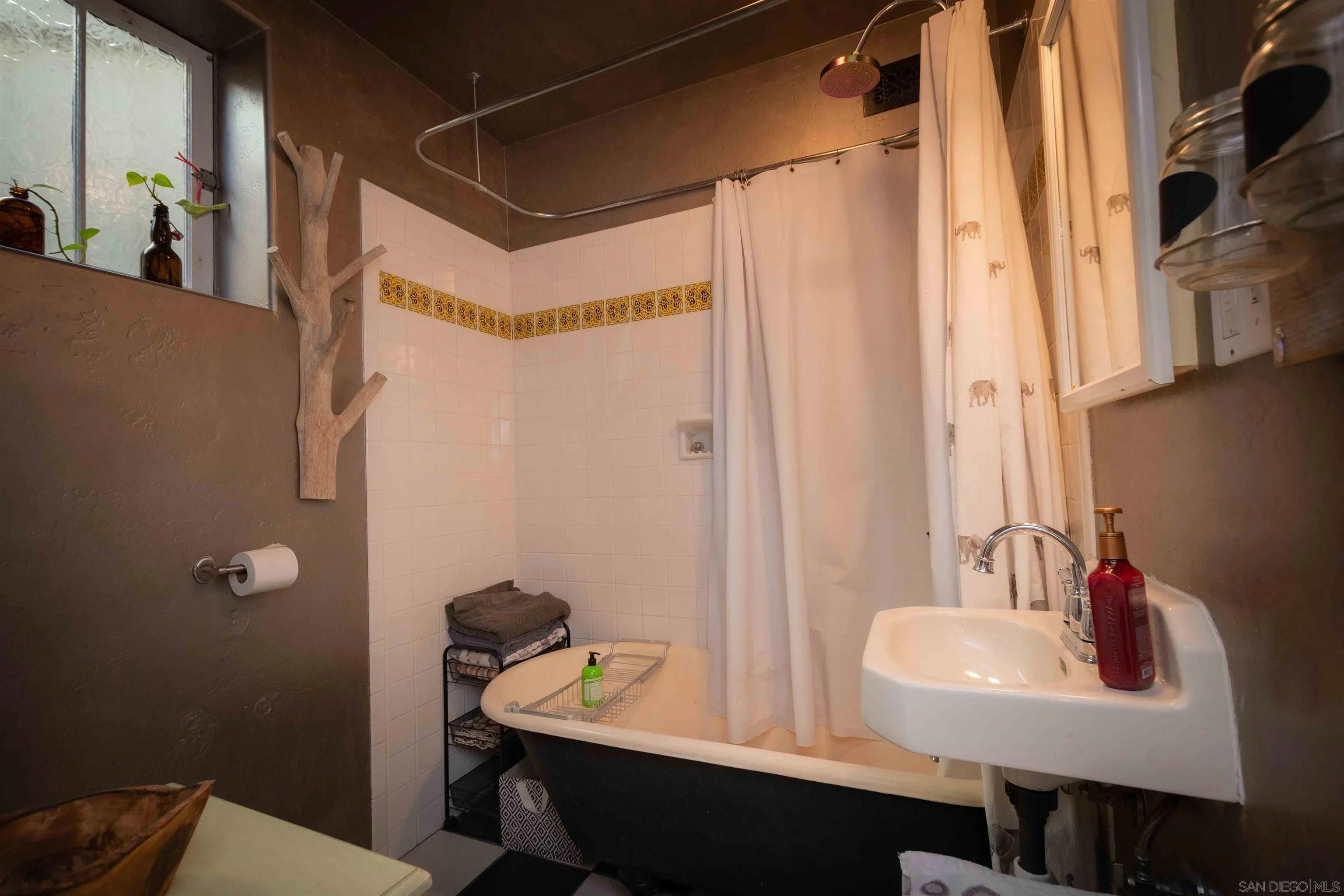 https://cdn.realtyfeed.com/cdn/127/250036655/de2a9f12511a7c3cc0c2427e861a0ed1.webp