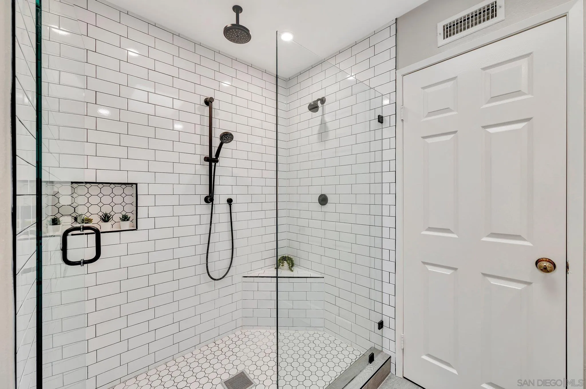 https://cdn.realtyfeed.com/cdn/127/250036661/4e0413222716660ccd884617c452123d.webp