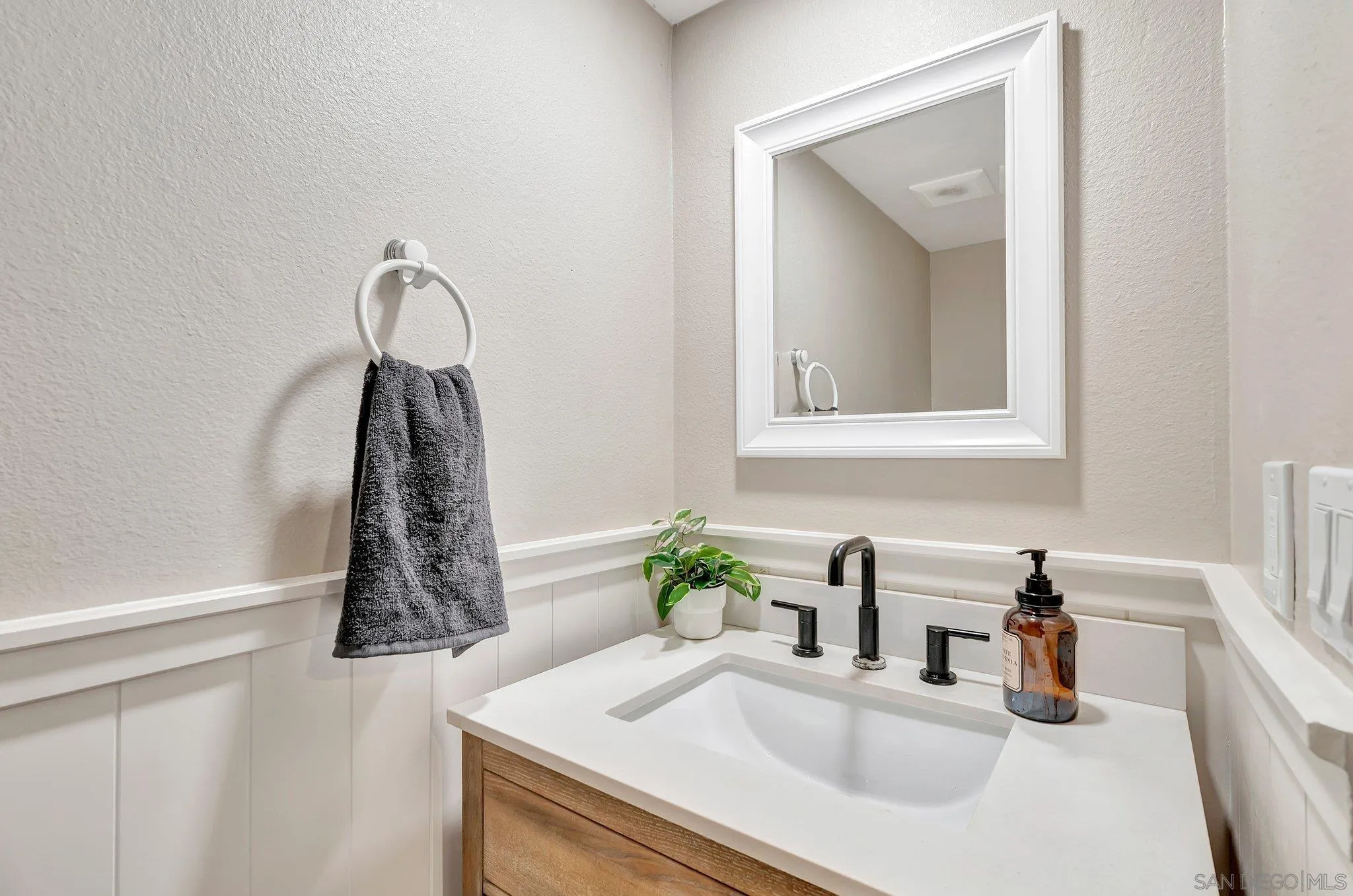 https://cdn.realtyfeed.com/cdn/127/250036661/6523df65173e9317fe4e407162944e28.webp
