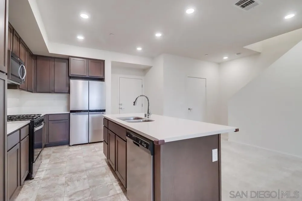 https://cdn.realtyfeed.com/cdn/127/250036665/850dd2cf5476808762e4907a5529b774.webp