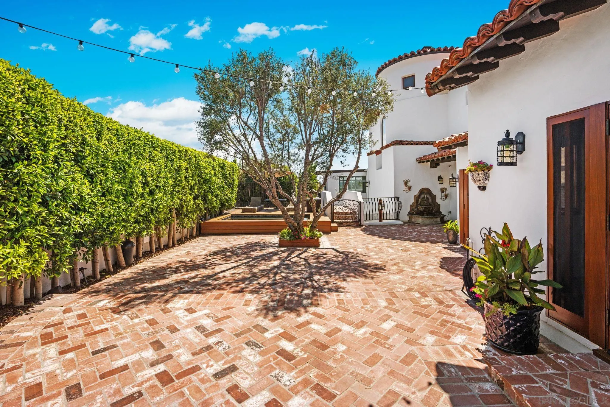 https://cdn.realtyfeed.com/cdn/127/250036673/8a6cd45f387eabaafbb7a0ded7a21607.webp