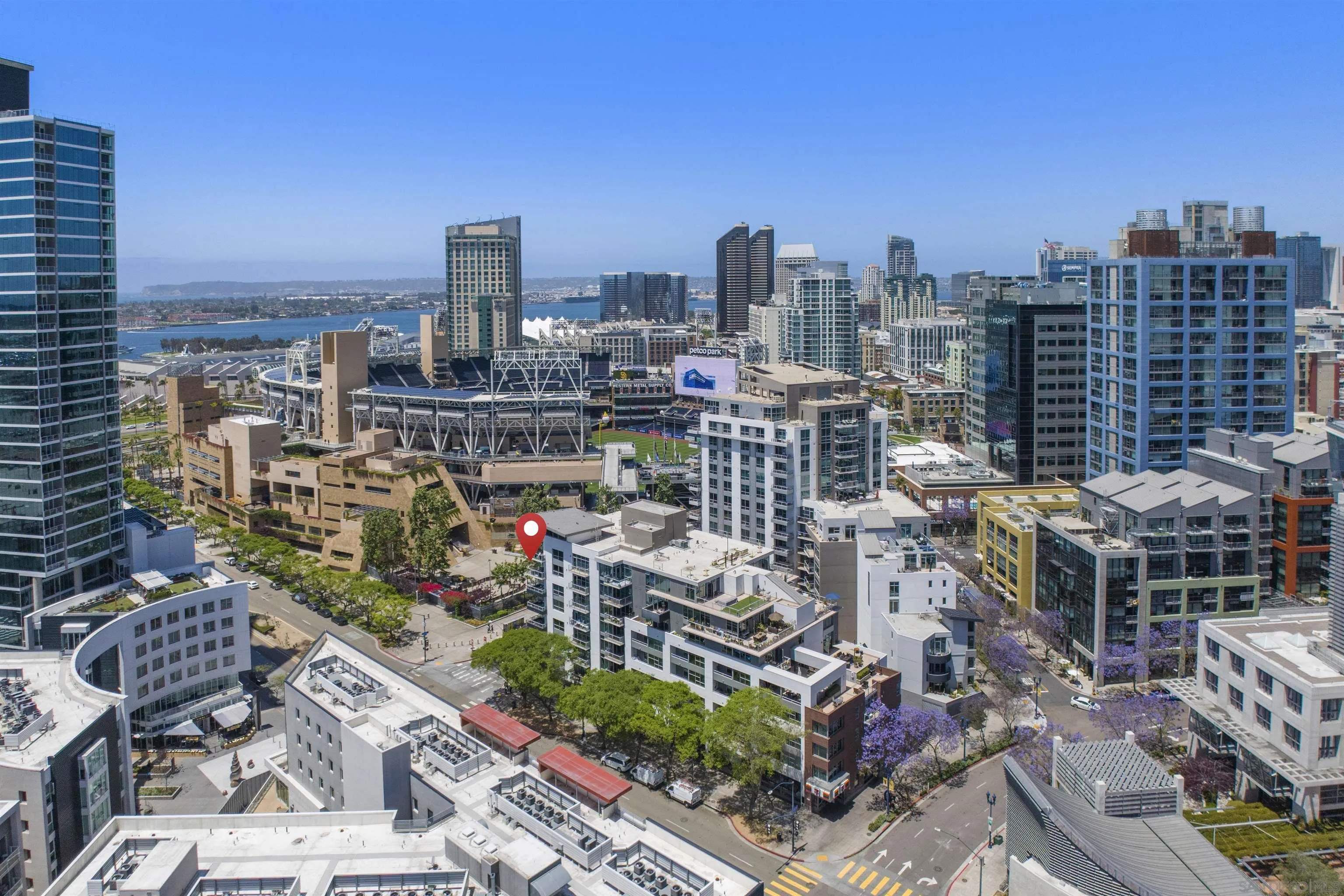 https://cdn.realtyfeed.com/cdn/127/250036674/dd701de34bdbca2f256d6f7db4b9fdbd.webp