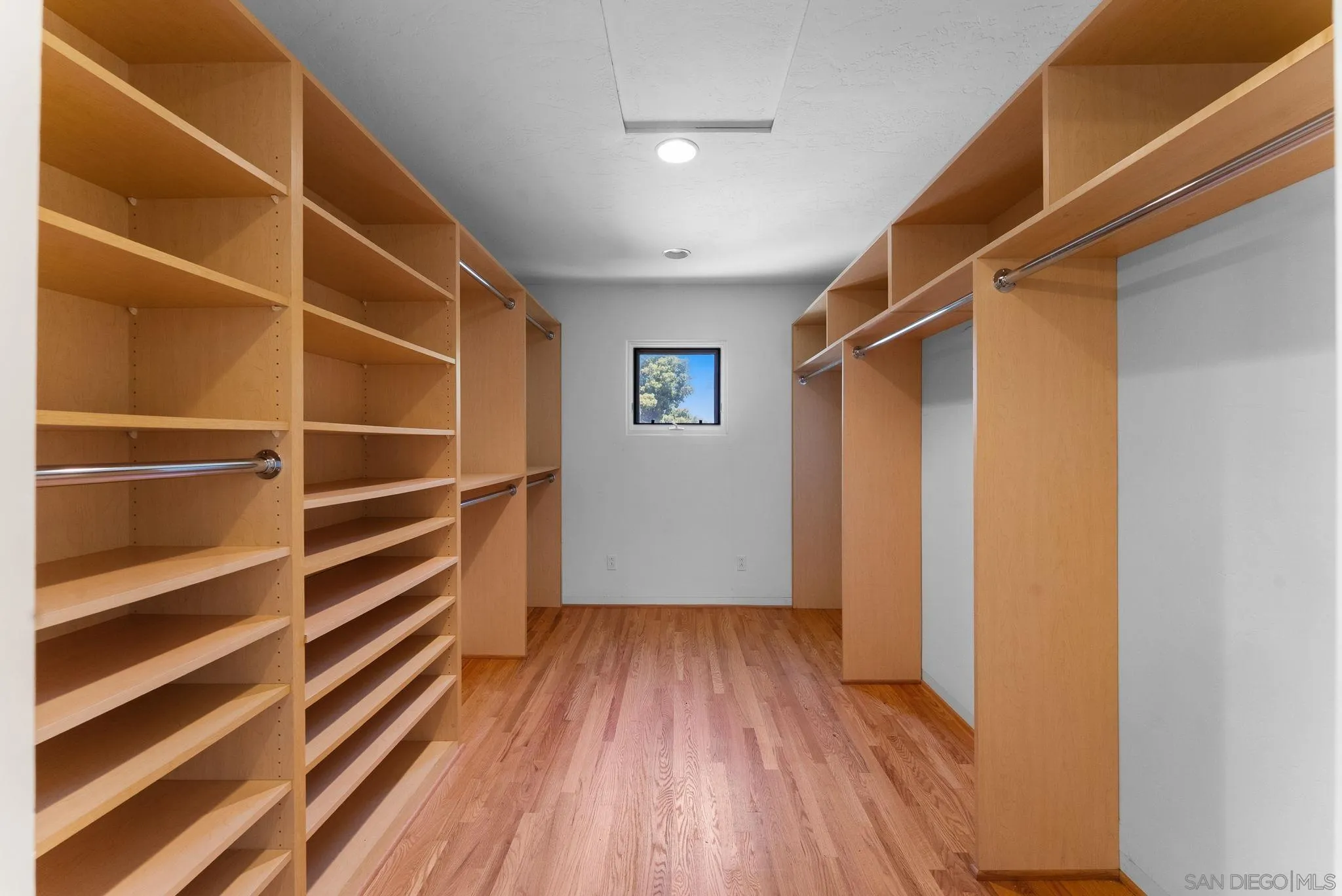 https://cdn.realtyfeed.com/cdn/127/250036678/a0e77152c0325f2972660256d3d942ec.webp