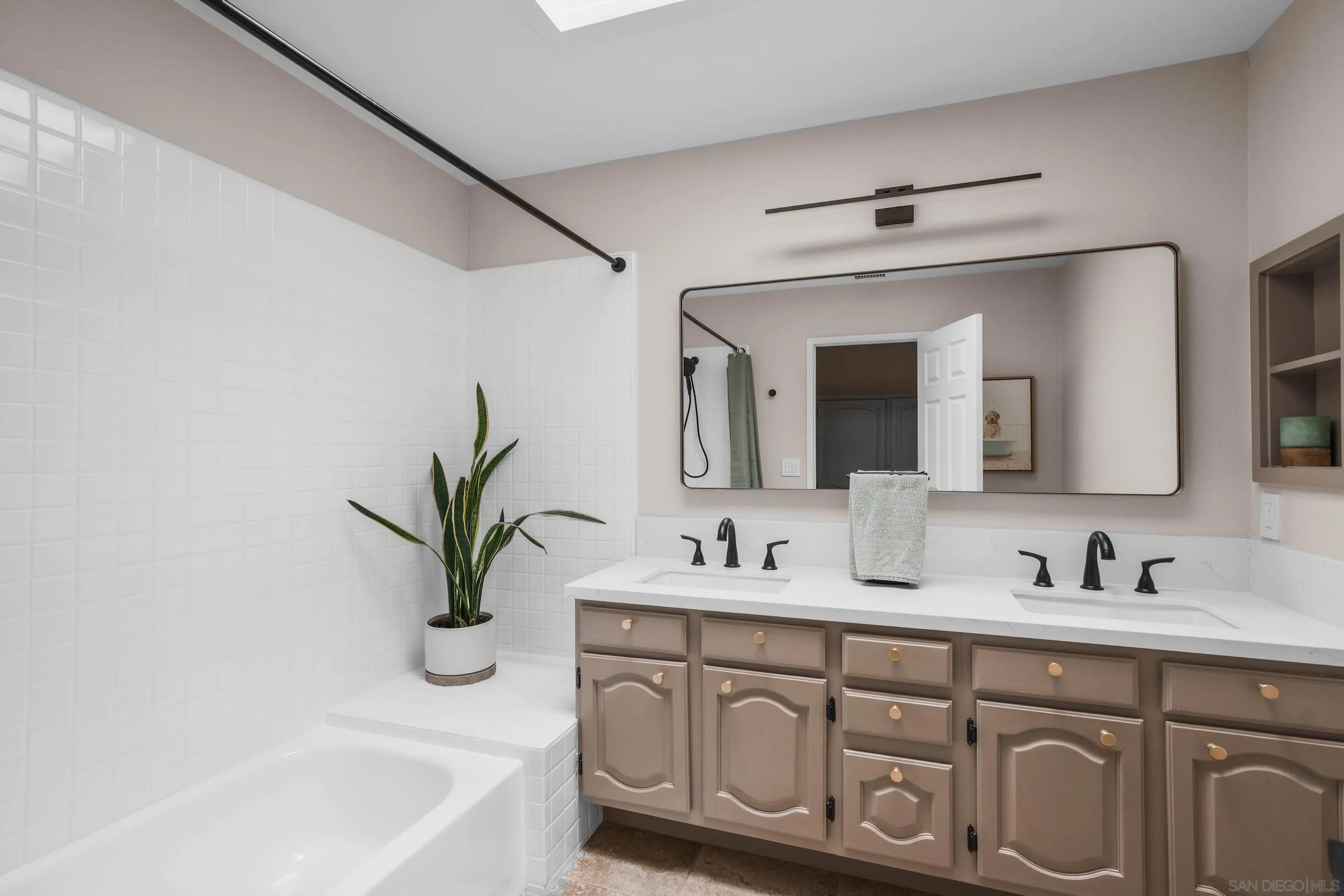 https://cdn.realtyfeed.com/cdn/127/250036684/fea93363bf72f2f83046c09e0ce1ddc8.webp