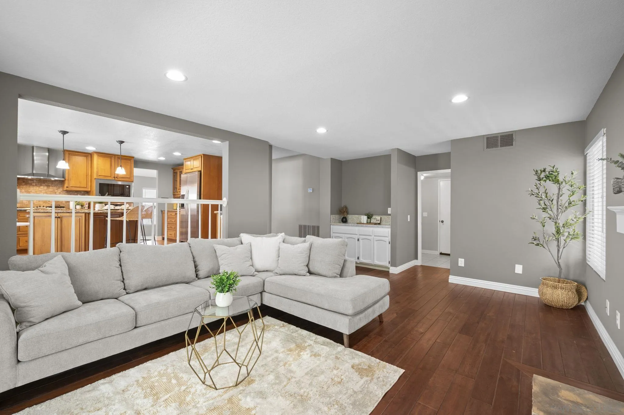https://cdn.realtyfeed.com/cdn/127/250036688/60872612d9f8dd5a7a08c006ab9619f4.webp
