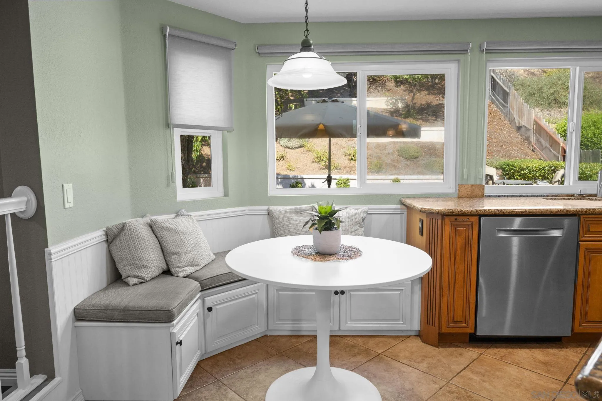 https://cdn.realtyfeed.com/cdn/127/250036688/9830c4e8d24b467539561b8d6d79dde8.webp
