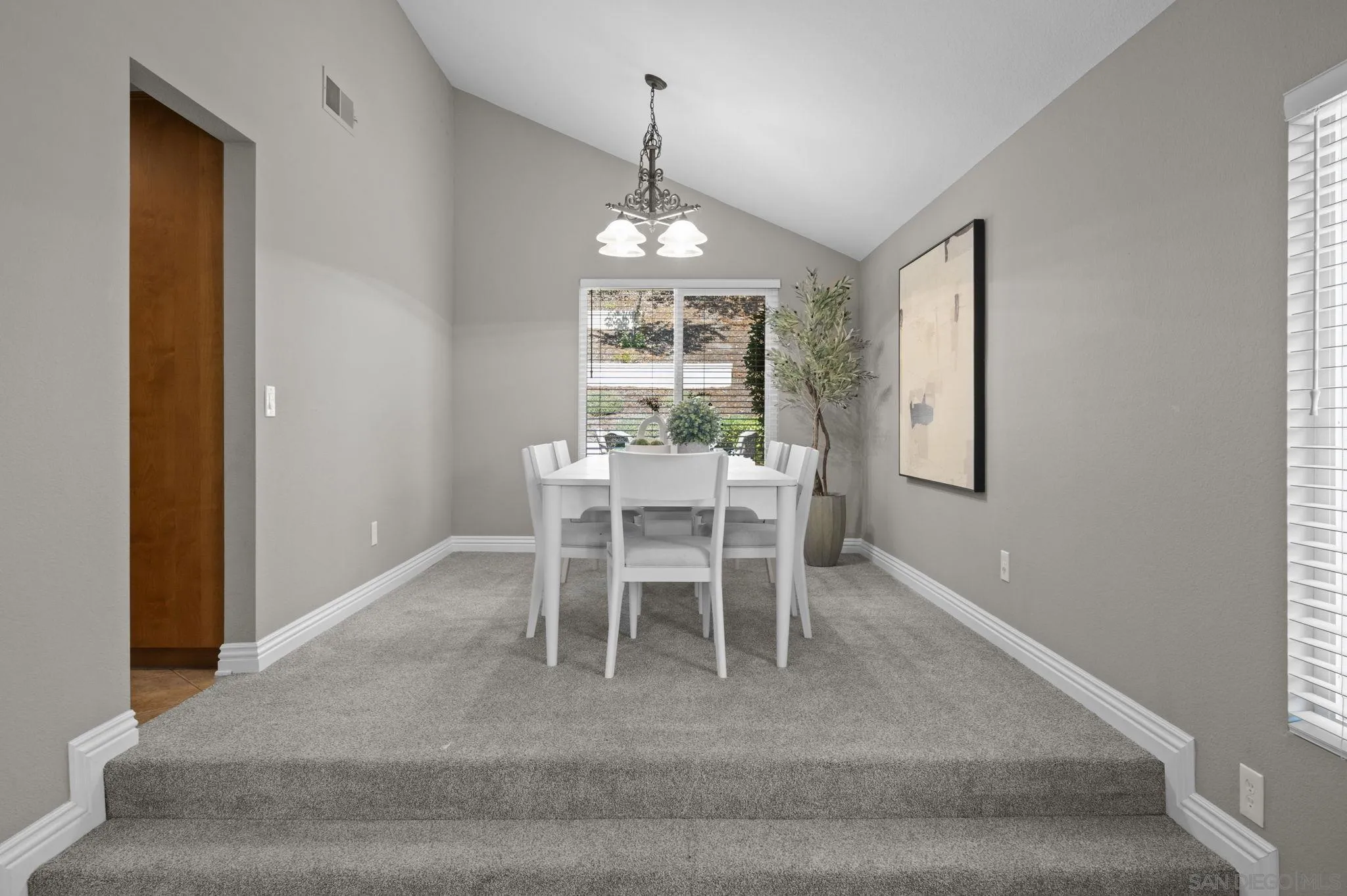 https://cdn.realtyfeed.com/cdn/127/250036688/f630e619e649bb533229938f9b61302d.webp