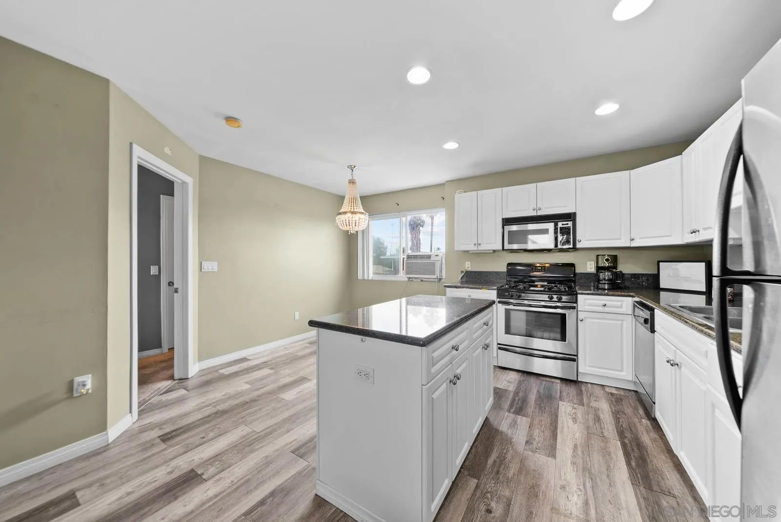 https://cdn.realtyfeed.com/cdn/127/250036689/8ef3251f9a87f6d27fbc80b9c8b2948d.webp