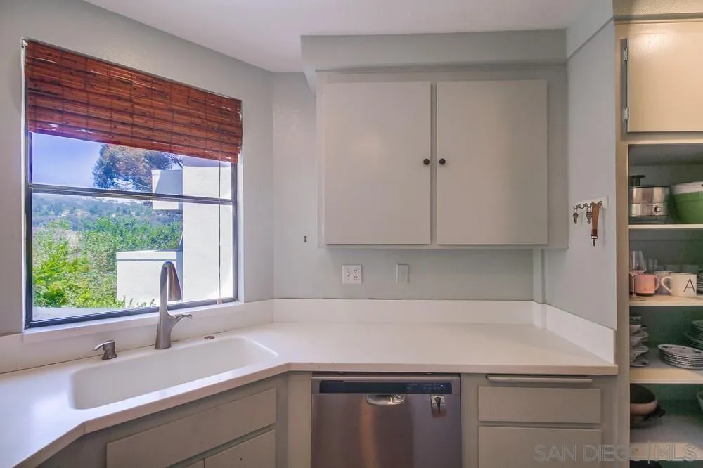 https://cdn.realtyfeed.com/cdn/127/250036690/fd7eabfeaa406c6b80248ac2528a326a.webp