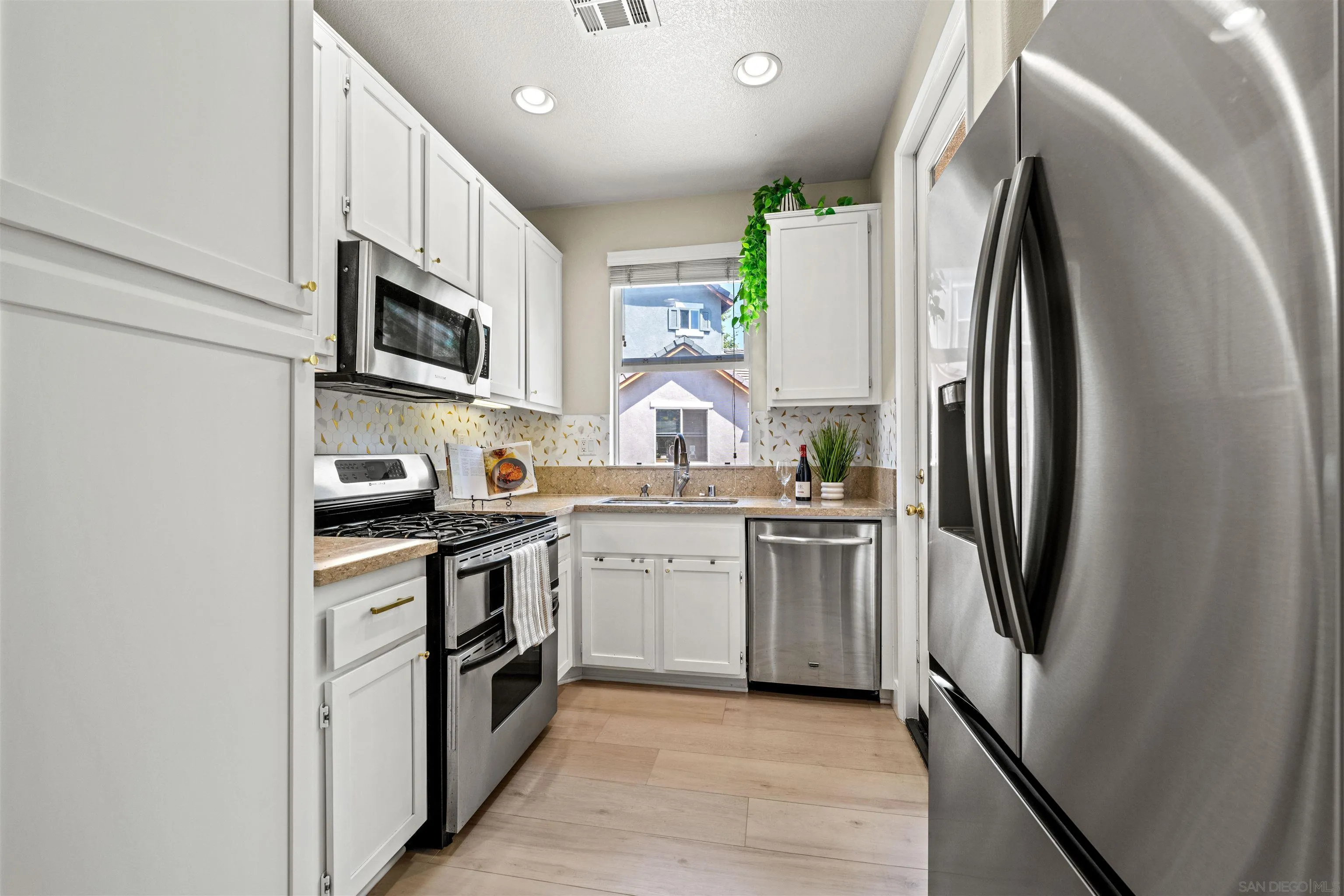 https://cdn.realtyfeed.com/cdn/127/250036699/2f9afe267f4ee5520b4ed9d3c0d9cc73.webp