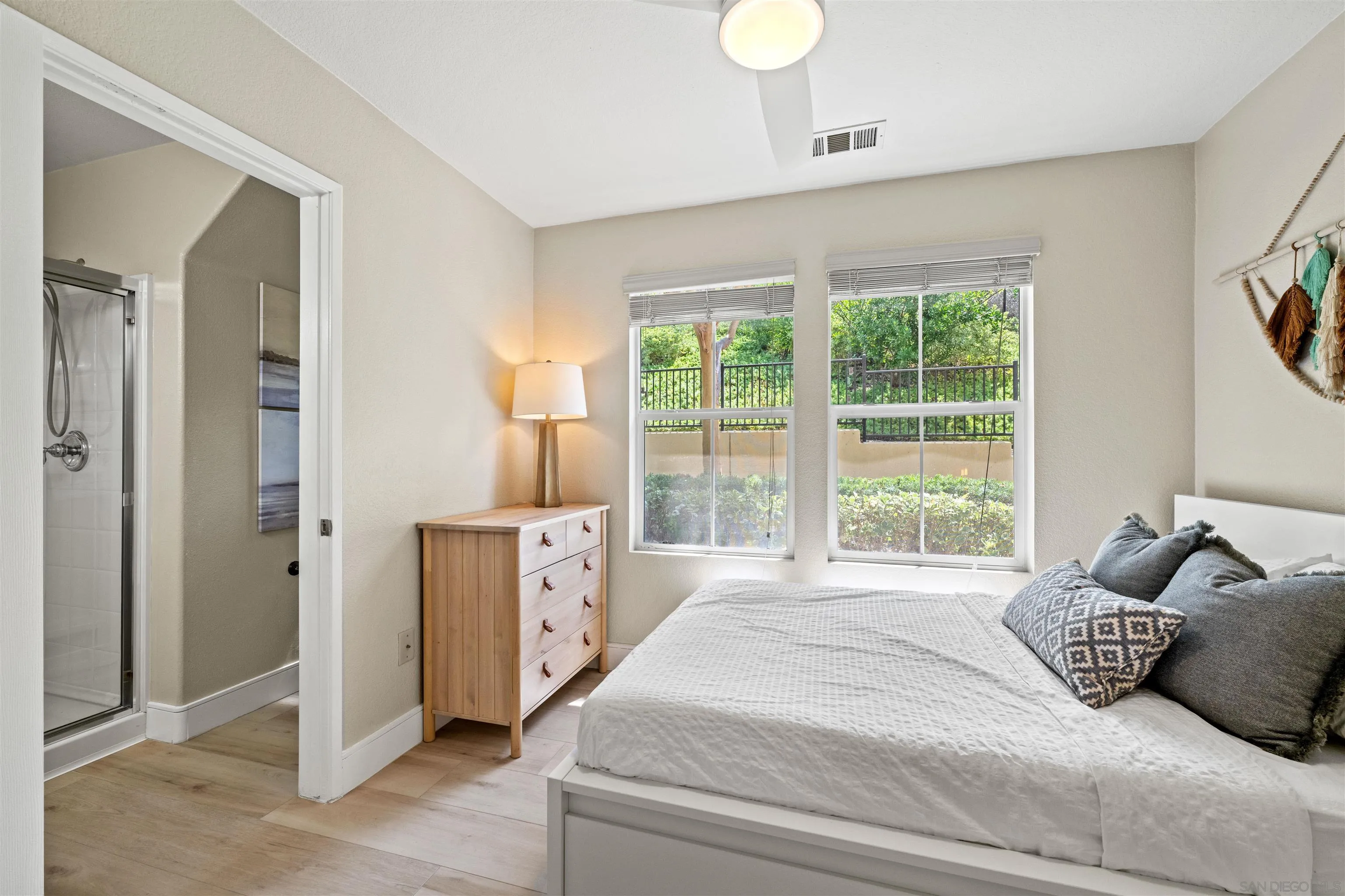 https://cdn.realtyfeed.com/cdn/127/250036699/7fe387defe2972ca982b00a62370a99d.webp
