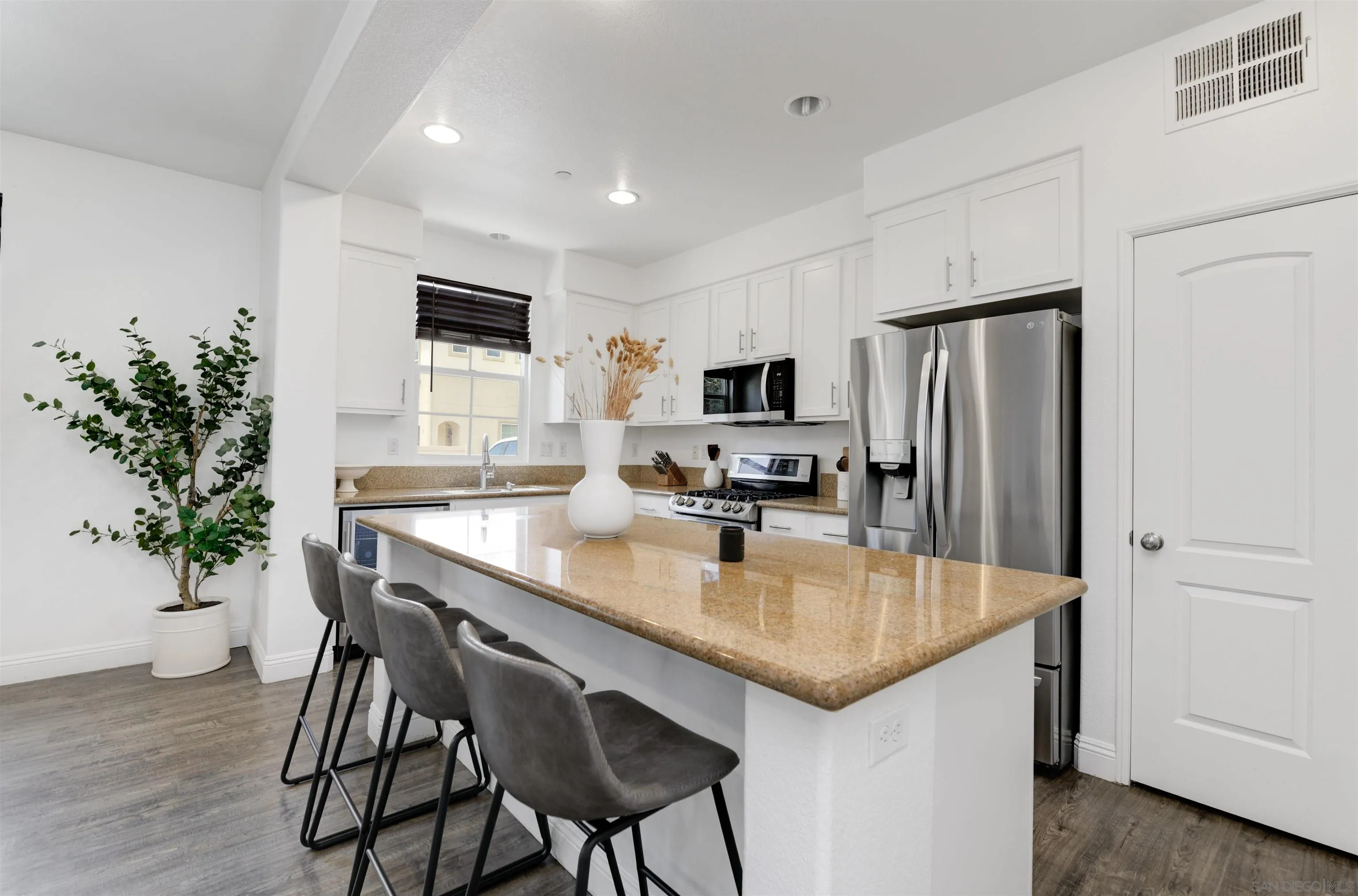 Photo #2: 250036701 Listing 