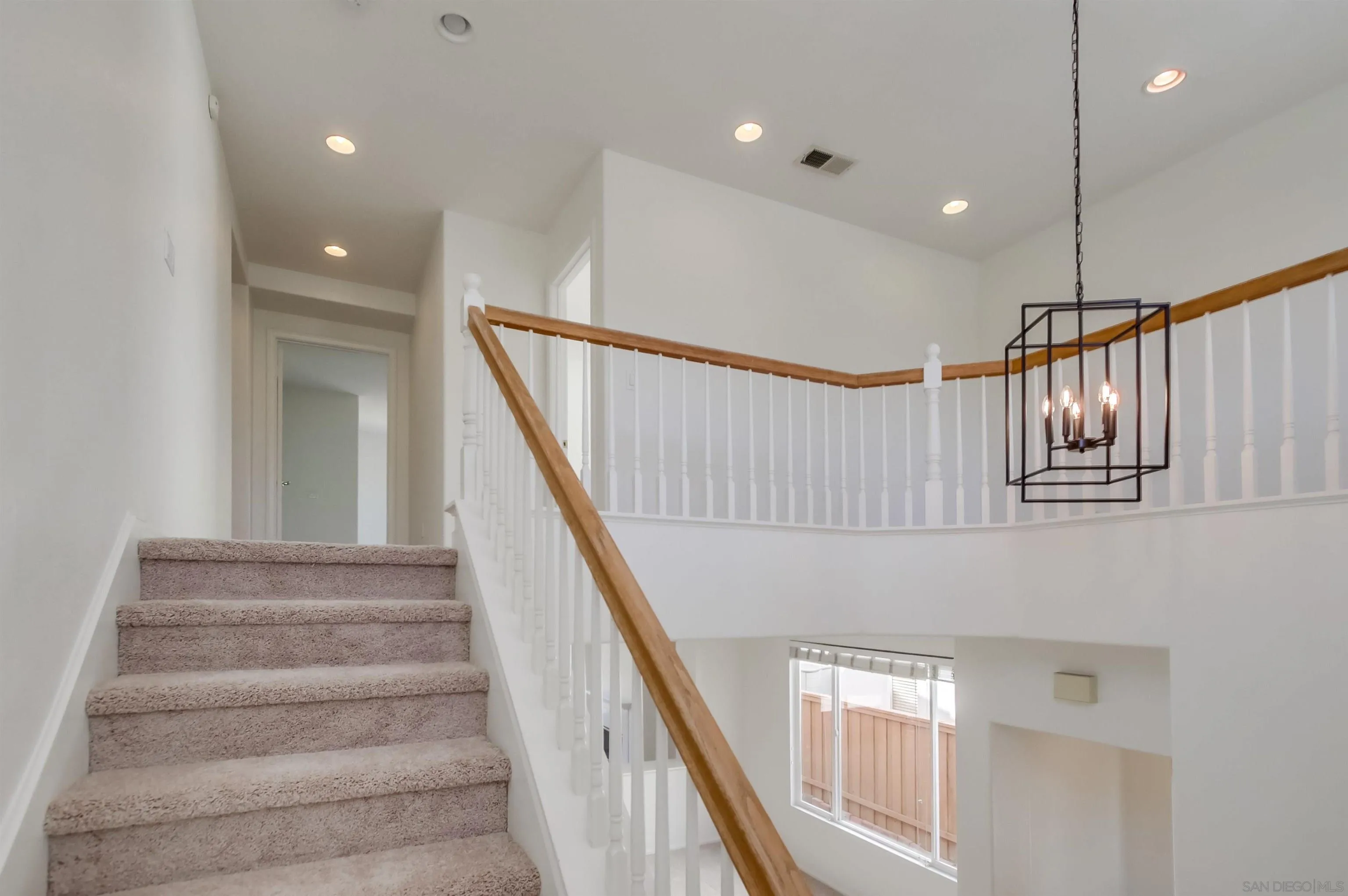 https://cdn.realtyfeed.com/cdn/127/250036704/2d26fde86ca6ef4d19db0fb4c186cd24.webp