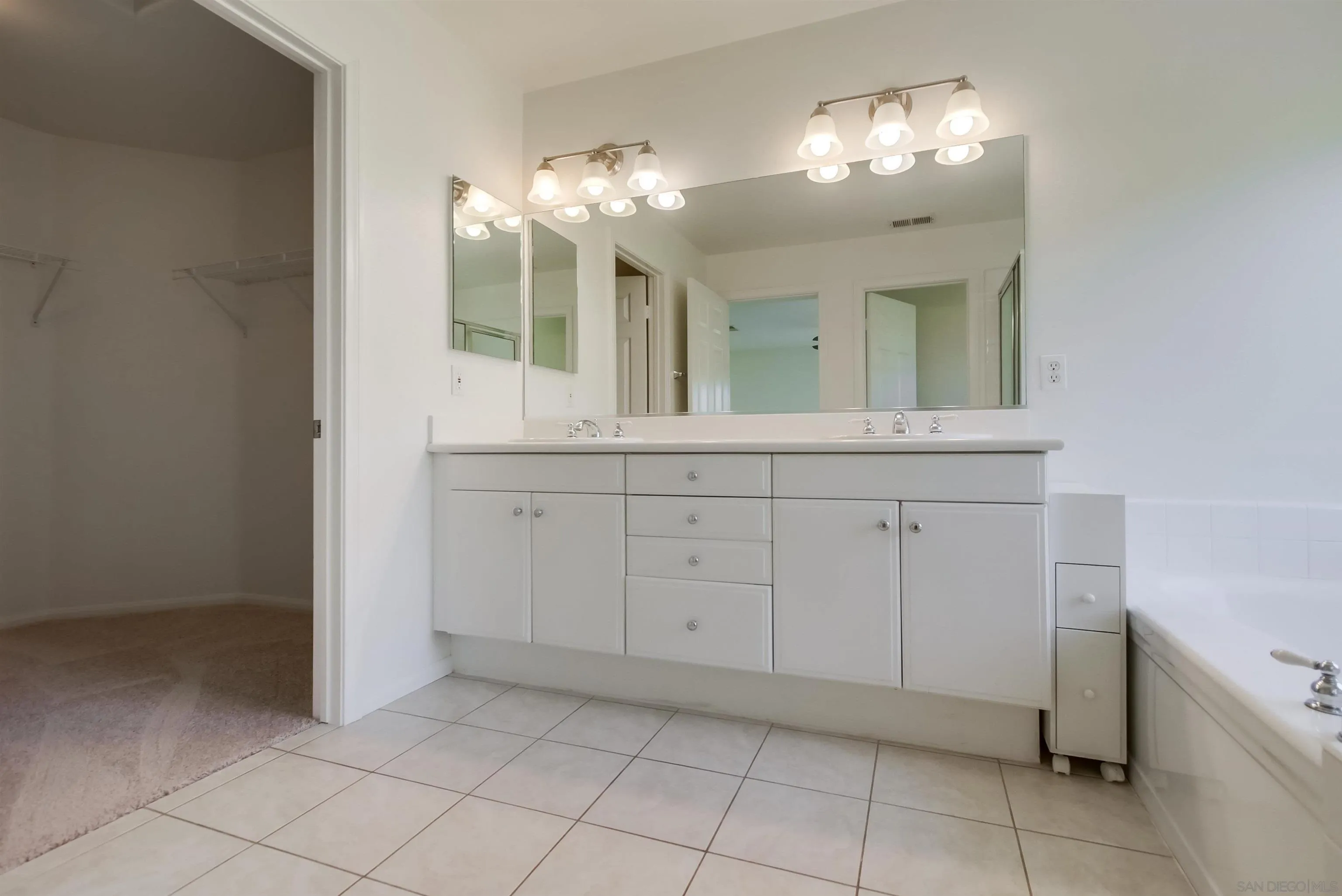 https://cdn.realtyfeed.com/cdn/127/250036704/632f1f610f7593efaa3442a81001c3a2.webp