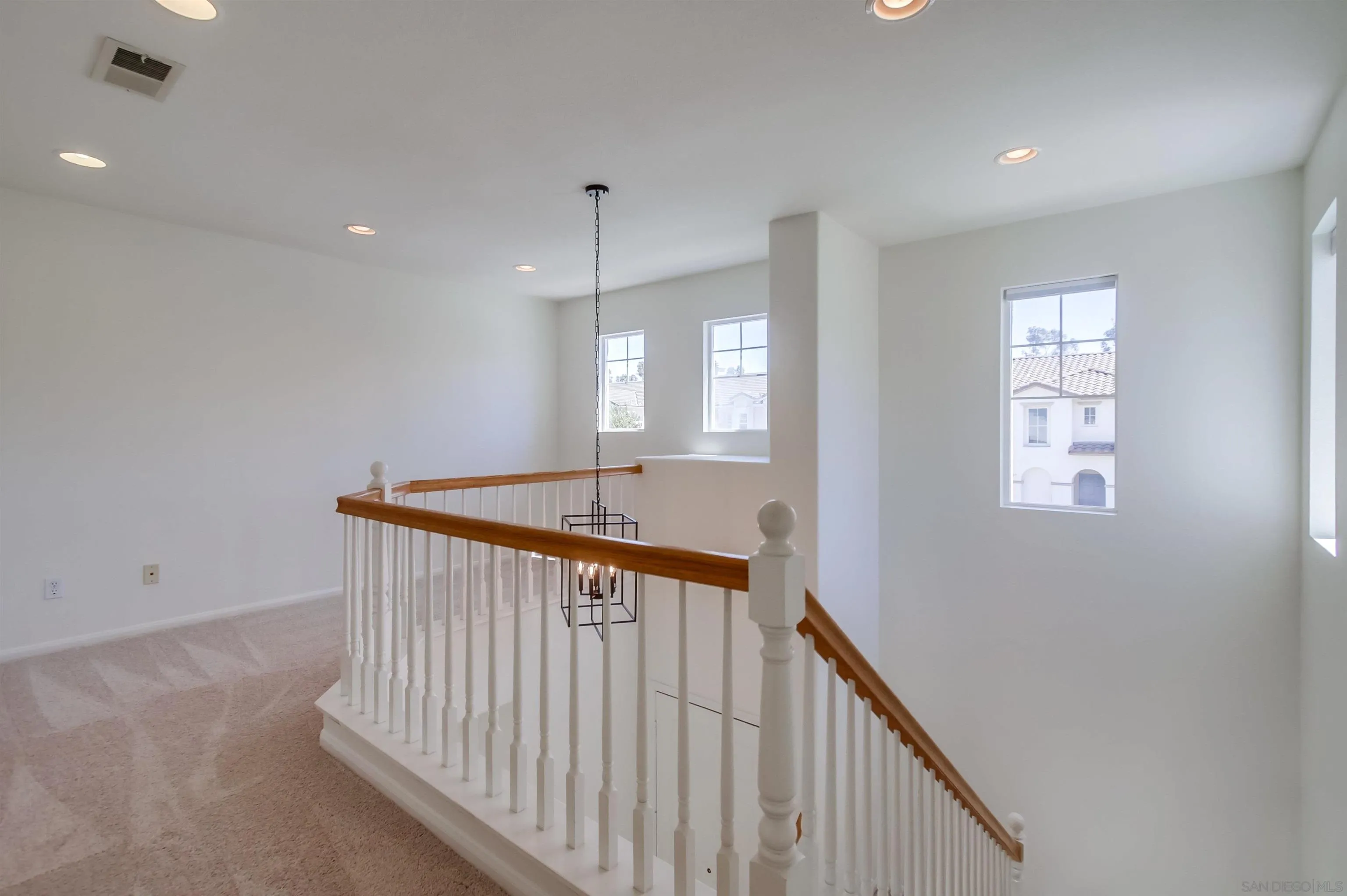 https://cdn.realtyfeed.com/cdn/127/250036704/6636fe7e8a6ff6a2d8d274aee5dbd8b2.webp